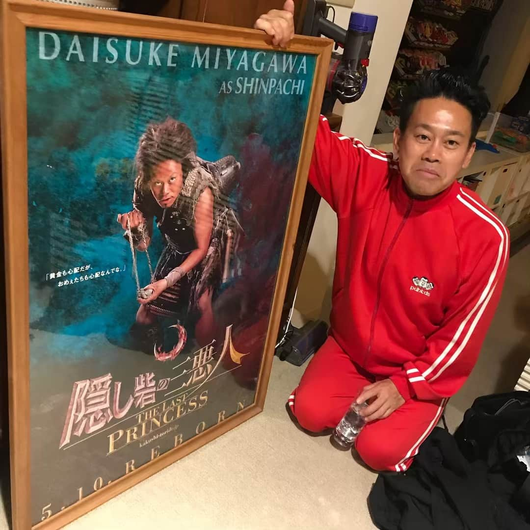 ノブ さんのインスタグラム写真 - (ノブ Instagram)「時代変わる瞬間は大輔さんと。 #ずっと面白かった #この10年前の映画の自分の芝居を語ってきた #危うく本編2時間観さされそうになった #隠し砦の三悪人 #相当な思い出らしい #演技うまゴリラ #衣装もポーズももうカジサック #令和もよろしくお願いします」5月1日 13時26分 - noboomanzaishi