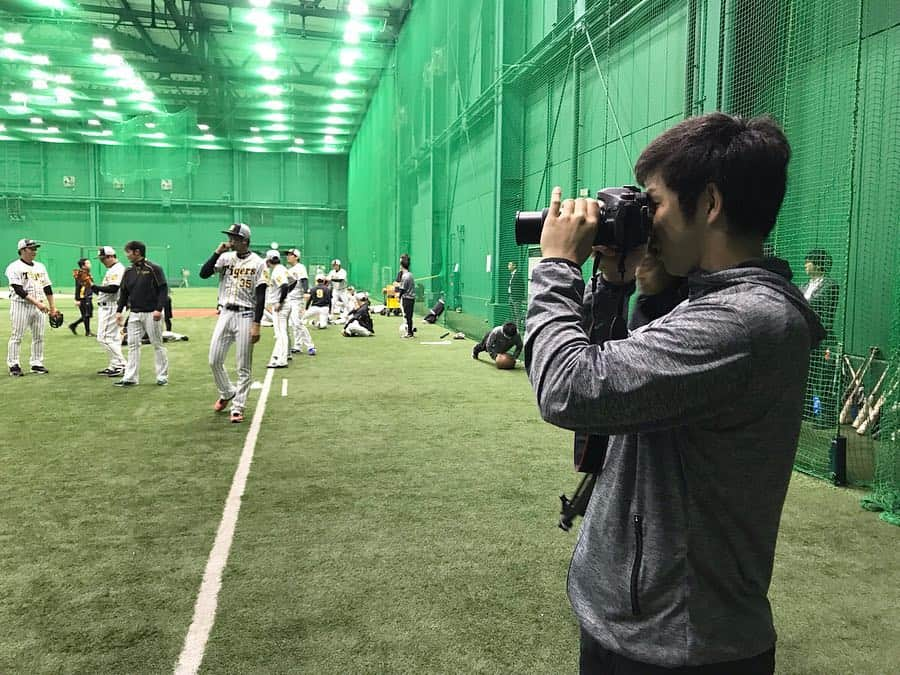 阪神タイガースさんのインスタグラム写真 - (阪神タイガースInstagram)「緒方広報が練習前のウォーミングアップ中の選手を撮影📷✨ #北條史也 選手 #西勇輝 選手 #近本光司 選手 #植田海 選手 #中谷将大 選手 #秋山拓巳 選手 #岩貞祐太 選手 #岡崎太一 選手 #岩田稔 選手 #ジェフリーマルテ 選手 #鳥谷敬 選手  #才木浩人 選手 #緒方広報 #不定期企画」5月1日 13時21分 - hanshintigers_official