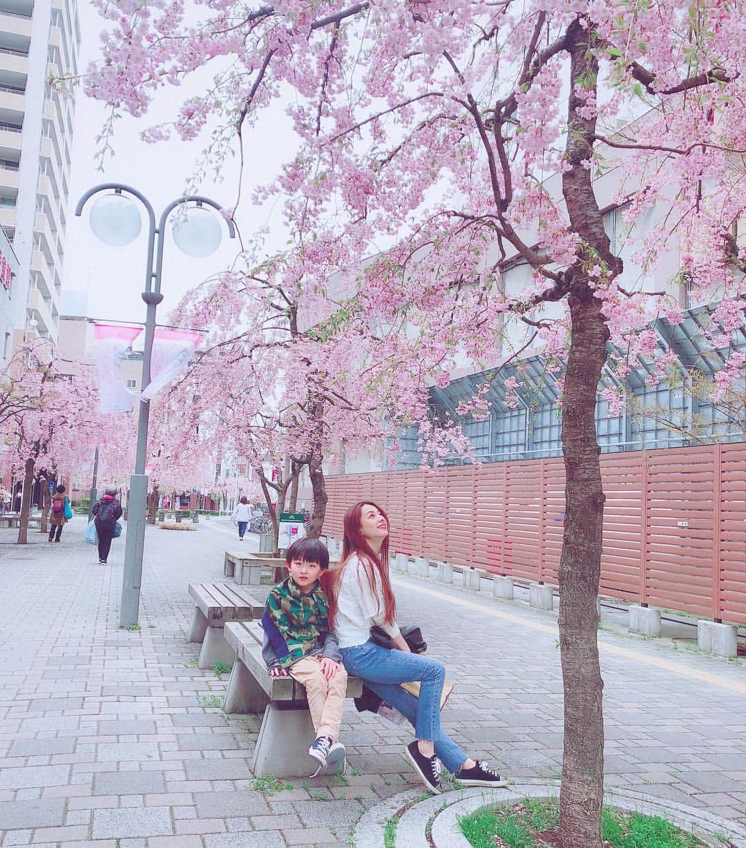 YUUKIさんのインスタグラム写真 - (YUUKIInstagram)「GW‼︎ 今日も (^^)の〜んびり。  #instagood #instahappy #photooftheday #photography #cherryblossom #family #love #実家帰省 #ゴールデンウィーク #桜 #弘前 #お花見 #甥っ子 #東北 #桜ギリギリ #弘前桜 #今年も見納め  #令和初日 #穏やかな時間」5月1日 13時22分 - yuuki_._official