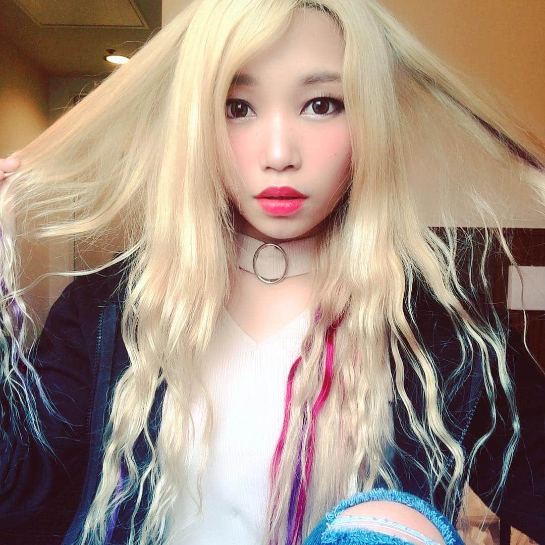 R!Nさんのインスタグラム写真 - (R!NInstagram)「Chill! Toyama's night is coming.  #エクステアレンジ #エクステ #aldious #Toyama #tour #tour2019 #gal  #あるじゃんすー #渋谷本店 #RIN #Gemie #メイク好き #音楽 #singer #vocalist #tokyo #Evoke #Tour #ツアー #金髪 #blonde #instagood #followｍe #music #派手髪 #ロング #longhair #hair #arrange #japan #avrillavigne」5月1日 13時32分 - rin_gemie