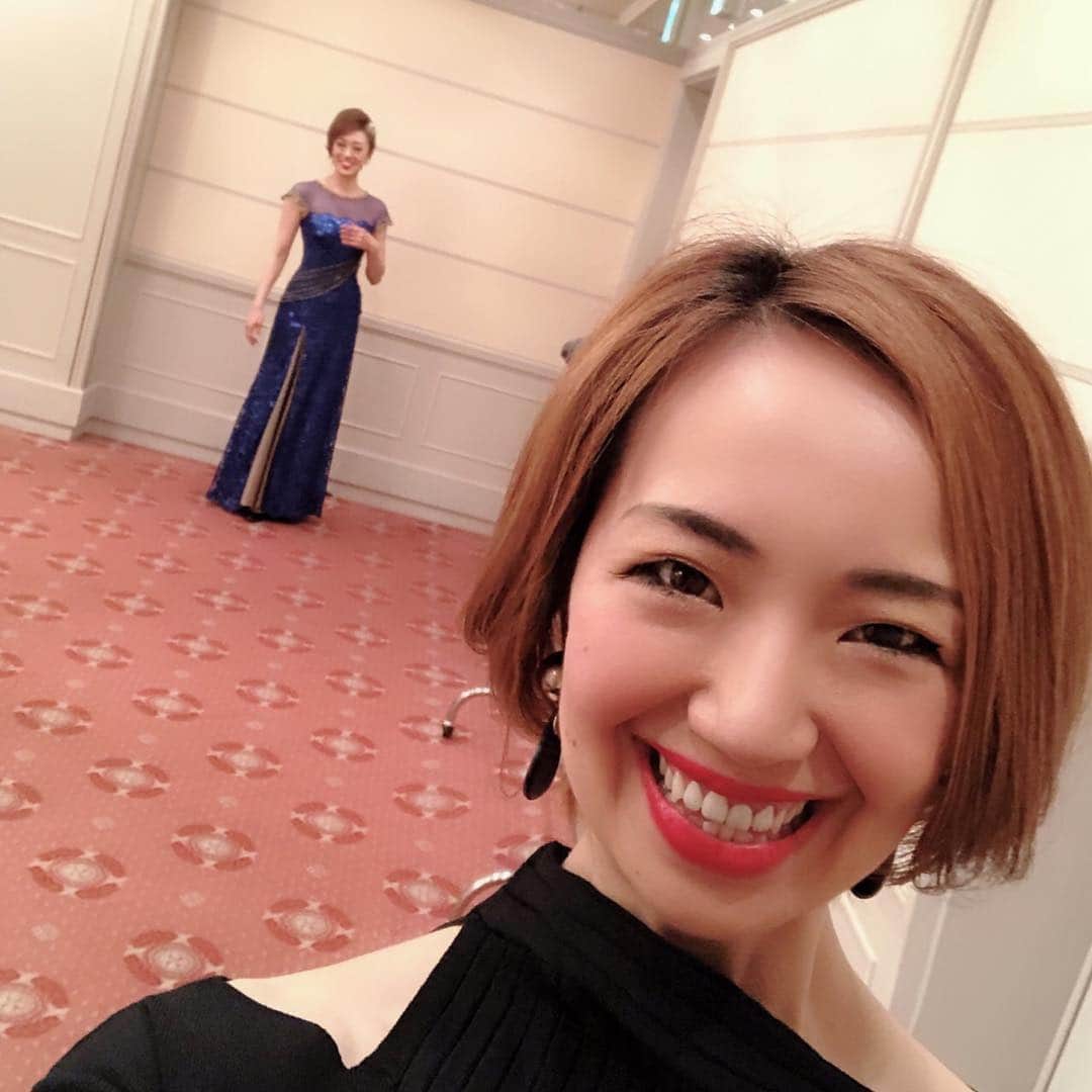 貴千碧のインスタグラム：「皆様こんにちは✨ 令和元年。 今この時代に生かして頂いていること、私の周りの大切な方々が元気に朝を迎えられていること、日本という国を守ってくださり国民が色々な意味で自由に過ごせるようにつとめてくださっている…そんな本当に有難い毎日に感謝をして 日々何を感じ、何を思い、何を実行したか。 そんな風に今日からも過ごしていきたいなと思います。  さて久し振りに。 みっちゃんさんのInstagram係発動しました😆✨ 昨日は#北翔海莉 さん#帝国ホテル#ディナーショー #北翔海莉singsjazz 観て参りました✨✨ 早く楽屋にお邪魔して…リハの早変わりの手伝いなんかもしちゃったりしました😏 いつものバンドの皆様、スタッフの皆様😁本番、コーンロウ姿の私しか知らない方々に髪型、普段はそんな感じなんですね！！と突っ込まれながら笑  本番は客席にお世話になってる方々が沢山☺️❤️ 色んな方とご挨拶させて頂きました☺️👏お声掛けくださいました皆様、いつも本当にありがとうございます🌸🌸 みっちゃんさんの歌声は本当に空間を、その場にいる方々を包み込んで温めてくださいます✨ 美味しいお食事とお飲物を頂いてみっちゃんさんの歌声を堪能させて頂きました😆✨✨なんとも贅沢だ…✨ ディナーショーの最中にみっちゃんさんが舞台上からご紹介して下さるというサプライズ😭😭😭 初めて客席にいてピンスポットを頂くというなんという贅沢😭👏 みっちゃんさんのお気遣いに本当に感謝の1日でした👏✨ #ブラックキャンディー#サックス#里村さん ともパシャリ📷 舞台袖からもパシャリ😏📷✨」
