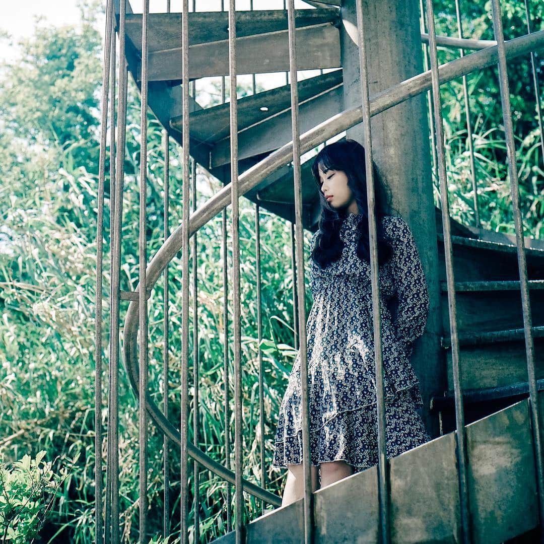 haraoのインスタグラム：「cage . . . 帰省の準備中☺︎ 東海地方で5/2・3おヒマな方がいれば是非！ . . . #rolleiflex #sl66 #portra400 #120mm #filmphotography . #as_archive #indies_gram #hueart_life #good_portraits_world #ig_phos #indy_photolife #screen_archive #Rox_Captures #jp_mood #team_jp_ #IGersJP #RECO_ig #Lovers_Nippon_Portrait #art_of_japan_ #japan_daytime_view #daily_photo_jpn #bestjapanpics #tokyocameraclub #film_com #jp_portrait部 #filmfeed #analogphotography #ポートレート撮影 #スクリーンに恋して #被写体募集」