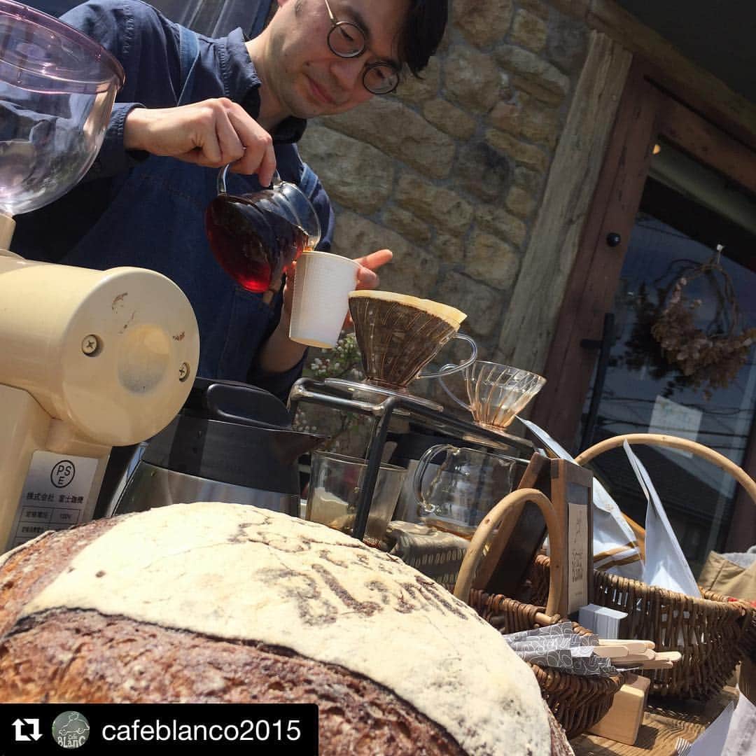 丘の上のパン屋 さんのインスタグラム写真 - (丘の上のパン屋 Instagram)「・・・ 令和をお祝いするかのようなまさかの晴天！ コラボイベント、大盛況です！ ・ -------- #カフェブランコ #丘の上のパン屋  #たまプラーザ #たまプラーザカフェ #自家焙煎珈琲 #自家焙煎珈琲豆 #スペシャルティコーヒー #カフェスタグラム #coffee  #coffeeroaster #coffeelovers #コーヒータイム #コーヒー豆通販」5月1日 13時44分 - okanouenopanya
