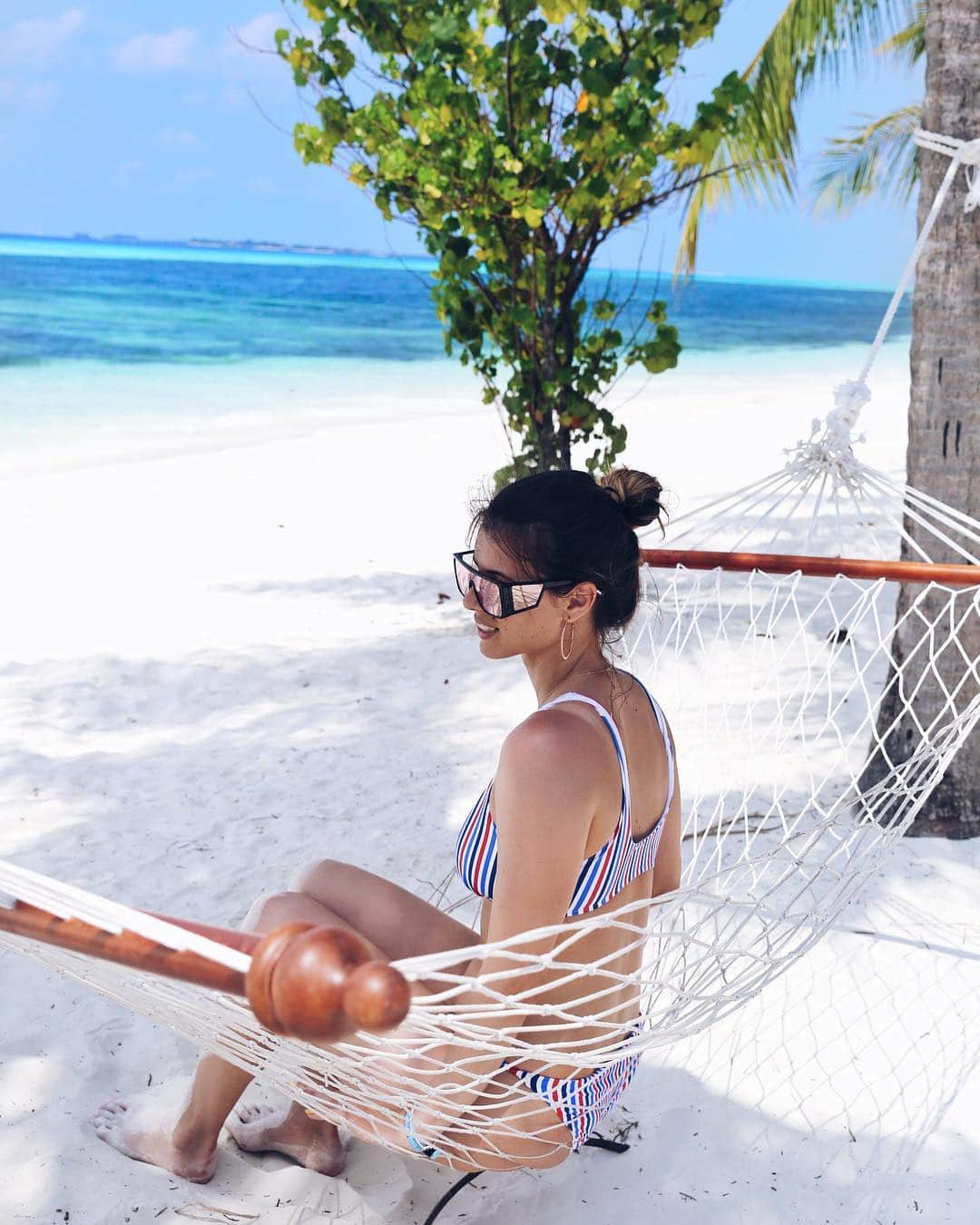 ツベタナ・ピロンコバさんのインスタグラム写真 - (ツベタナ・ピロンコバInstagram)「“A hammock is like a giant net for catching lazy people”... Oh well👀☺️😅😅 #beachdays」5月1日 13時39分 - tpironkova