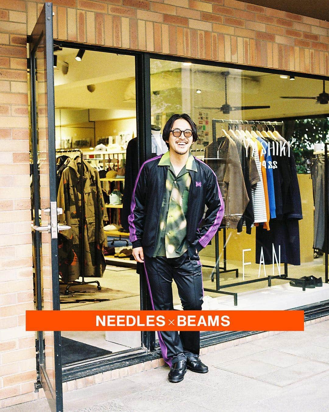 のインスタグラム：「… HARAJUKU BEAMS New Contents UP  NEEDLES photo  by @mirimatsufuji  NEEDLESを代表するトラックスーツに、初めてメッシュ素材を採用したビームス別注が登場。 原宿のとんちゃん通りで働く名物スタッフ達の着こなしをピックアップ。  @nepenthes.official ・ #needles #ニードルズ #beams #ビームス #harajuku_beams  #原宿  #とんちゃん通り #fan」