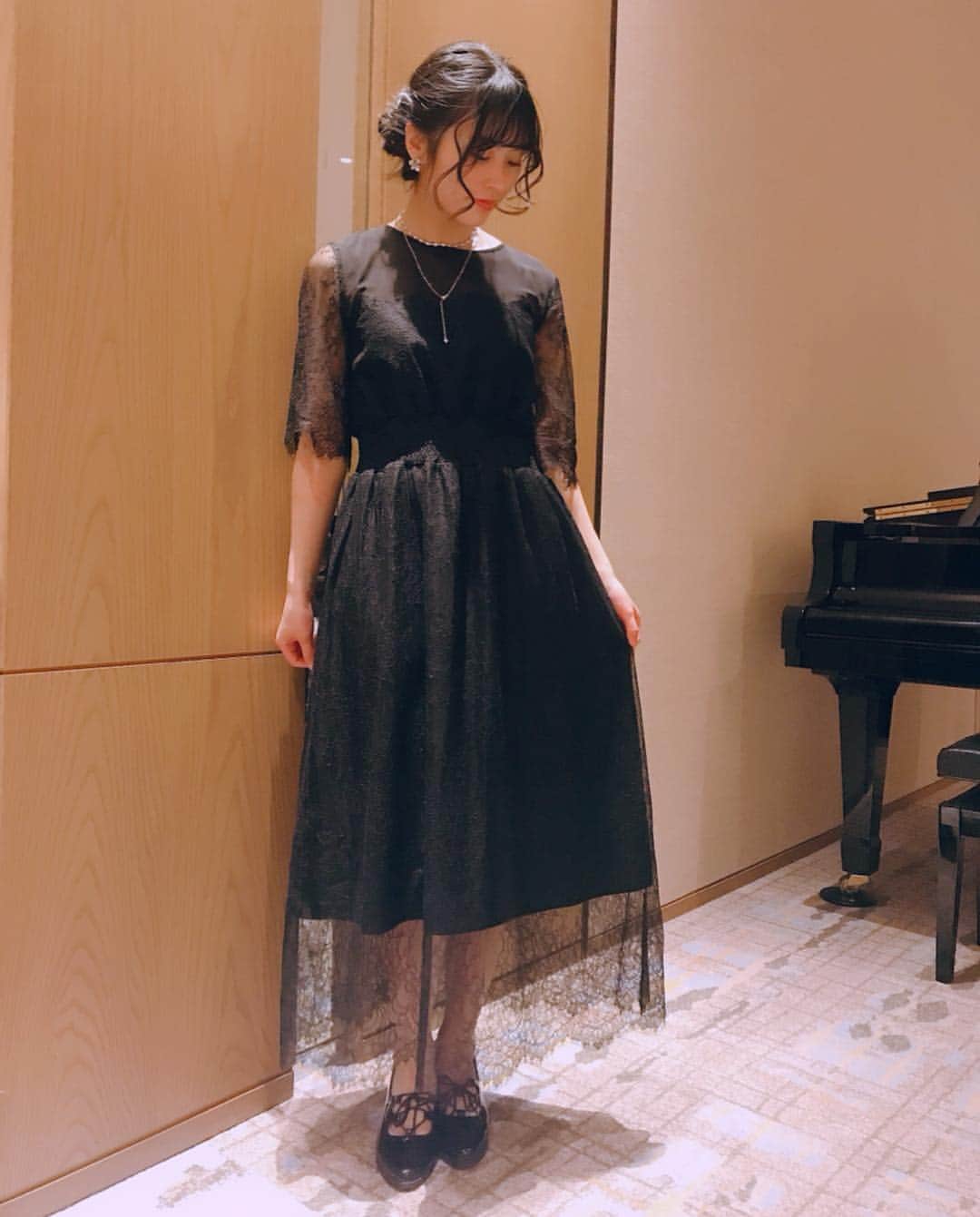 根岸愛のインスタグラム：「結婚式で着た👗 なんかピアノ置いてあるから ピアノの発表会みたい🎹 #rosebud #dress #wedding #披露宴 #ねぎしふく #ねぎ私服」