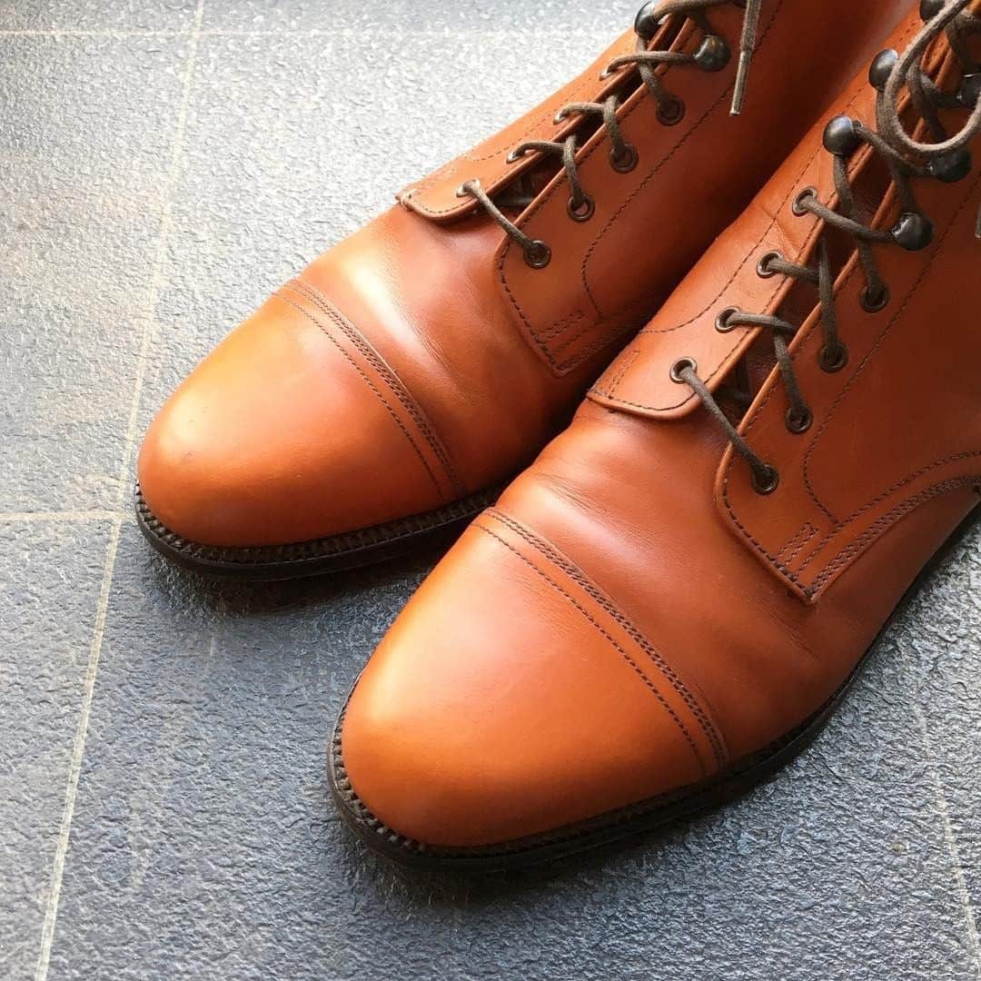 のインスタグラム：「📷 @jollygoodclothing ⁣ ⁣ Vintage Grenson Race-up Boots⁣ ⁣ ⁣ -⁣ ⁣ #grenson #menswear #grensonshoes #grensonbrogues #mensfashion #mensstyle #thegoodshoe⁣ ⁣ ⁣ レースアップのブーツですがとてもドレッシーな綺麗な佇まいです。⁣ スラックスやリッジッドのデニムと合わせて大人っぽく合わせると良いかと思います。⁣ Sizeは7のEでブーツだから着用感は大きめに感じ7.5位の感覚が個人的に感じます。⁣ ⁣ #grenson #grensonshoes #shoes #boots #dressshoes #british #madeinengland #uk #イギリス #英国 #vintage #jollygoodclothing #古着 #古着屋 #町田 #東京 #britishvintage #eurovintage #イギリス古着 #ヨーロッパ古着 ⁣」