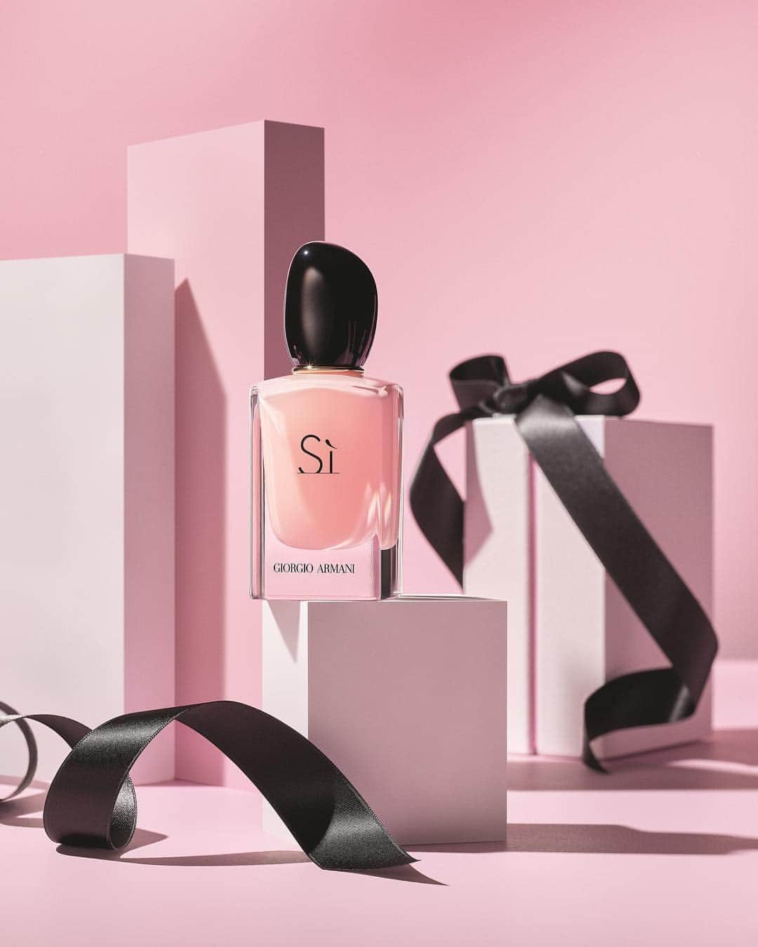 Vogue Australiaさんのインスタグラム写真 - (Vogue AustraliaInstagram)「For a fragrance your mum will say sì to, look no further than Giorgio Armani’s new Sì Fiori #SiFiori #SaySi.」5月1日 14時05分 - vogueaustralia