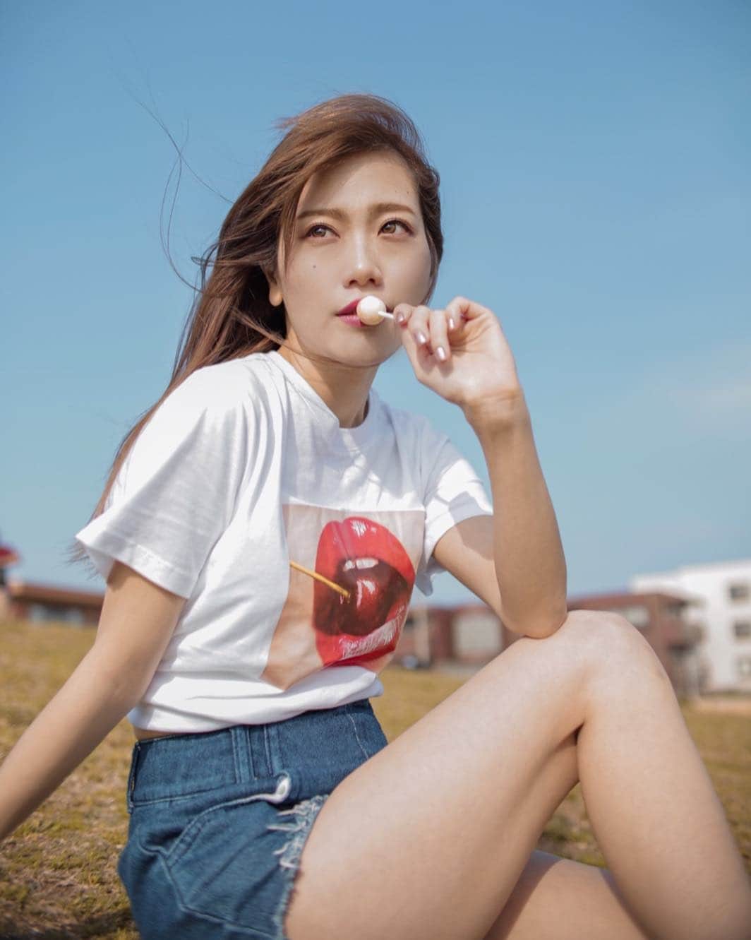 菜々香のインスタグラム：「2019.05.01 令和  平成に生まれて、 平成を生きた。 人に出会って自分という人間が出来て だけどまだまだ自分という人間がわからない。 自分の事ってやっぱり一番よくわからないよなぁ。  令和、 これからがまた楽しみ。 ありがとう。 #令和 #新元号 #instananaka #nanaka #菜々香 Photo by @kakeru_styles」