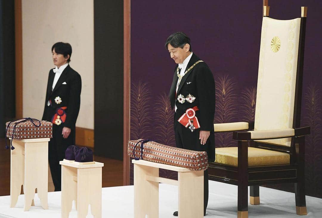 NBC Newsさんのインスタグラム写真 - (NBC NewsInstagram)「#Japan's Emperor #Naruhito, flanked by Crown Prince Akishino, attends a ritual called Kenji-to-Shokei-no-gi, a ceremony for inheriting the imperial regalia and seals, at the Imperial Palace in Tokyo, Japan. Click the link in our bio for more. . 📷 Kyodo / @reuters」5月1日 14時19分 - nbcnews