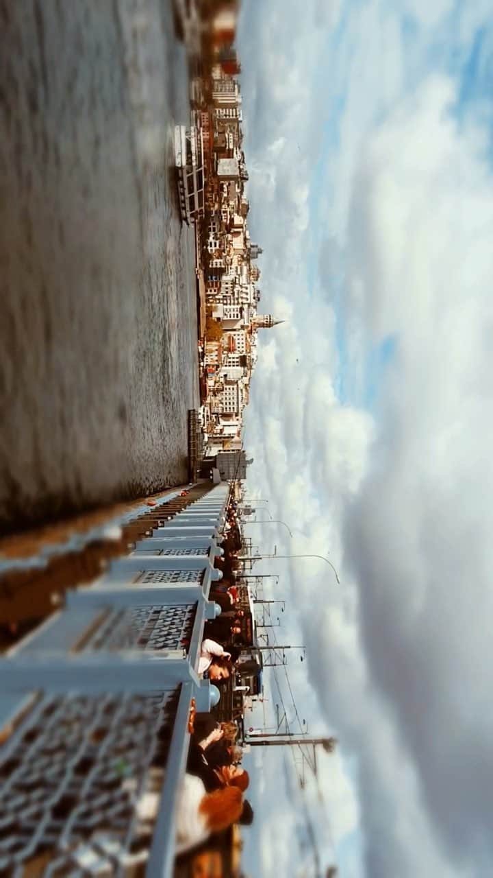 Putri Anindyaのインスタグラム：「Some montage that I made with galaxy S10 during my visit in Istanbul spring 2019.  Song credit : Lotus Plaza - Strangers」