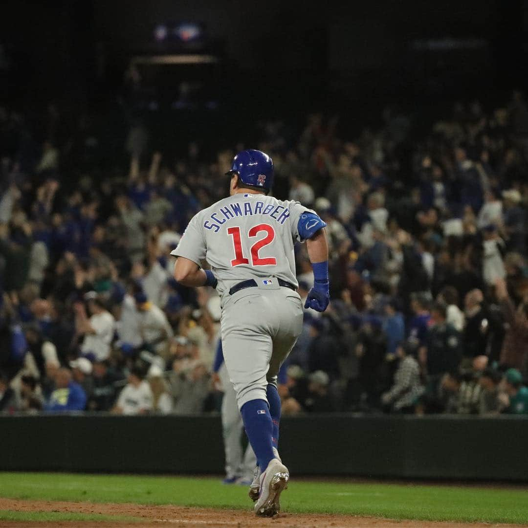 シカゴ・カブスさんのインスタグラム写真 - (シカゴ・カブスInstagram)「440-footer from @kschwarb12! #EverybodyIn」5月1日 14時16分 - cubs