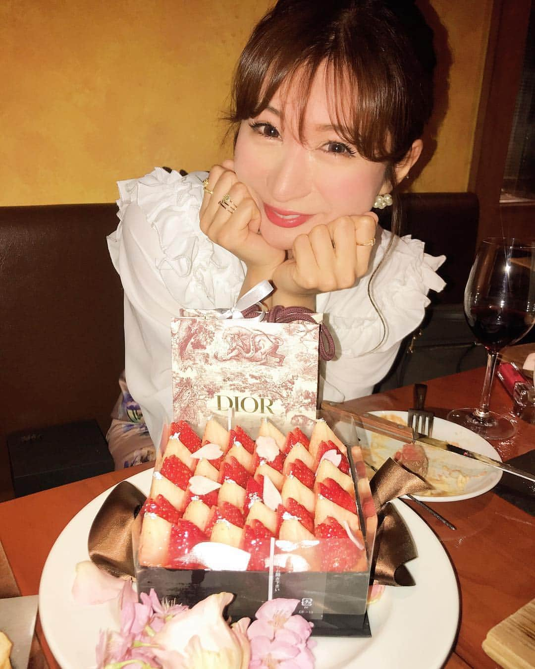 中村江莉香さんのインスタグラム写真 - (中村江莉香Instagram)「記念すべき平成最後の日は... #いきまりファミリー ゆうたくんのお店へチャリで行ってきたよ🚴‍♀️💕💕 #野毛ビストロzipテラス 👈 お料理はろんもち😍美味しかったです😂❤️❤️ワインのセレクトが🍷最強🤤めずらしいのもあって、種類も豊富で、、、進む進む。妖怪飲みしてしまった😂#もはや怪獣 🥶🥶🥶 また行こ〜っと♩ ゆうたくんありがとう😊 そしてお声かけいただいた方、お写真を撮って下さった方...ありがとうございました💕良かったらタグしてくださいね🧸💘 @aya_m__5 @joji_good サプライズでのお祝い本当にありがとう💓 #野毛飲み #初めての野毛 #野毛ビストロzip #美味しいご飯屋さん #横浜 #チャリできた #チャリできたポーズやるの忘れた #がびーん #今度写真撮ってもらおう #いきなりマリッジ #いきなりマリッジ2 #恋愛リアリティーショー #アベマtv  #ootd #コーデ #👗 #PR #トップス：#isntshe @isntshe_official (3275C)」5月1日 14時18分 - erica_nakamura