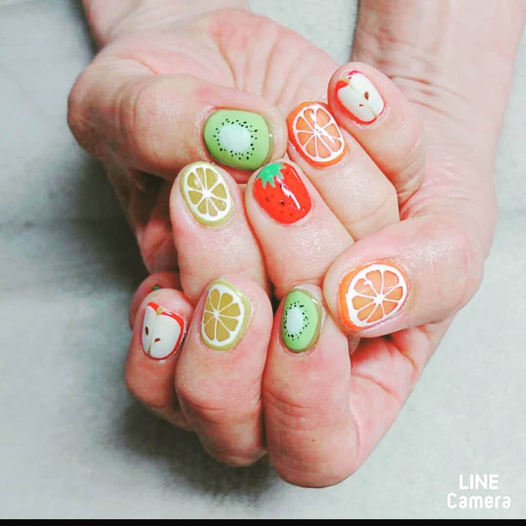 リンゴのインスタグラム：「#ハイヒールリンゴ🍎 #令和最初の #ふっちーネイル  #&nail キウイ🥝新鮮➰(笑)」