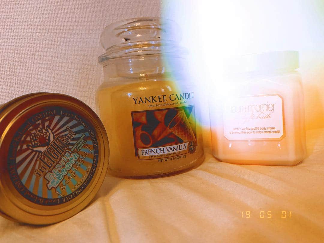 秋山ゆずきのインスタグラム：「. . 好きな匂いに癒される🍨 . . #yankeecandle  #candle #frenchvanilla #lauramercier #bodycreme #candlebeauty #soaptopia」
