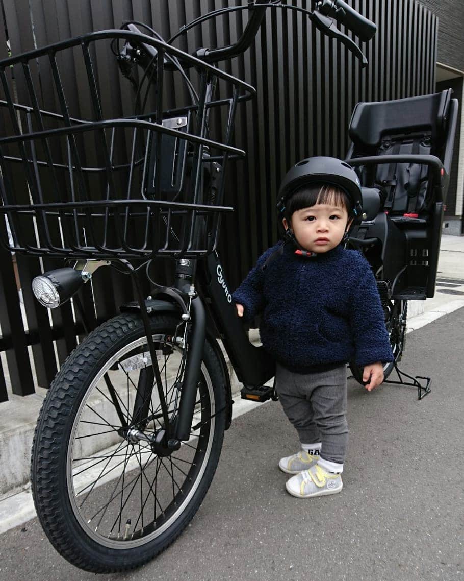 末永遥のインスタグラム：「令和 初!!!! そして久しぶり過ぎる投稿😊  暫くは、ON AIR告知ばかりで ネタバレも恐れて更新出来なかった…😅 さて、 令和 初日👏 平成は(も)ありがとうございました❇️ 今日からの令和も宜しく御願いします🙇  そんな訳で、 平成最後に…ついに…!!!! 電動アシスト自転車 購入🚴  ひぃ～君も乗れるように… ＆デザイン重視で😂 人気のブリヂストンとかなりかなり!!!! 迷ったけど…😭 なんせ”ぎっくり腰”持ちの私…😅 結果…、タイヤの大きい ブリヂストンのモデルはやめて タイヤが小さく、 乗せ下ろし負担が掛からない Panasonicのギュットシリーズに 落ち着いた😆•*¨*•.¸¸♬︎ 前乗せチャイルドシートを 購入予定だったけど まだまだ毎日乗るわけじゃない！ ことも考え、前乗せ期間が短いことから、 お店の方に最初から後ろ乗せでいい！ と言われ… 後ろ乗せチャイルドシートに決定😊  家の前にて試乗🎵 ポンさんも楽しくて仕方ないみたい☺️ これからいろんな所へ… 一緒に行けるのが楽しみだね🚲 に、しても… いや～!!!!しかしｯｯｯ‼凄い。笑笑 今の自転車は…😅👏 とにかく!!!!安全運転第一⚠️で、 お出かけを楽しみたいと思います😊  #平成最後の#お買い物#令和元年#令和初日#悩みに悩んで#やっと#電動アシスト自転車#ママチャリ#子乗せ#チャイルドシート #購入#やばい#らくらく#Panasonic #ギュット#シリーズ#ギュットアニーズDX #たくさんお出かけしようね#楽しみ」