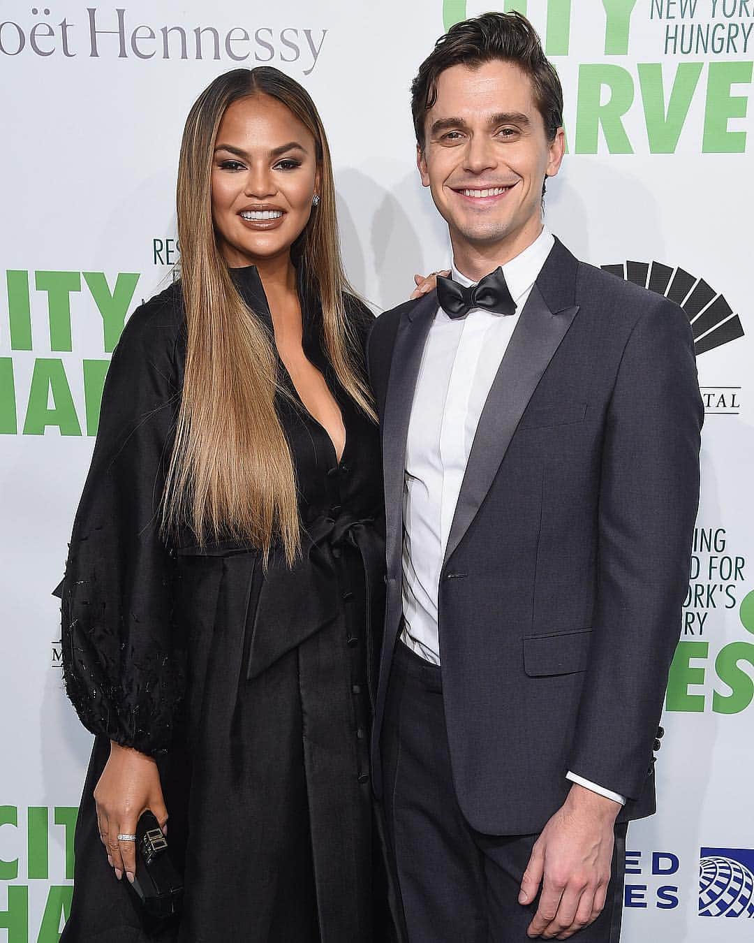 Just Jaredさんのインスタグラム写真 - (Just JaredInstagram)「@chrissyteigen joins co-host @antoni and event performer @darrencriss at the City Harvest Gala. She is wearing an @azziandosta dress. #ChrissyTeigen #AntoniPorowski #DarrenCriss Photos: Getty」5月1日 14時33分 - justjared