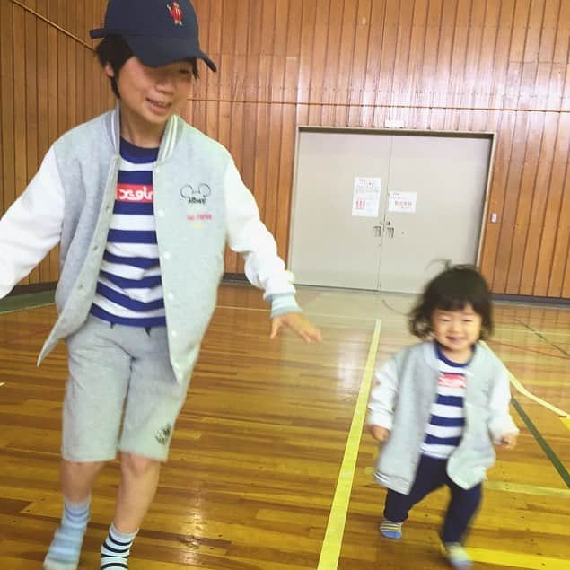 島崎直也のインスタグラム：「‪兄弟っていいなあ😊‬ #kids #男の子 #兄弟 #ペアルック」