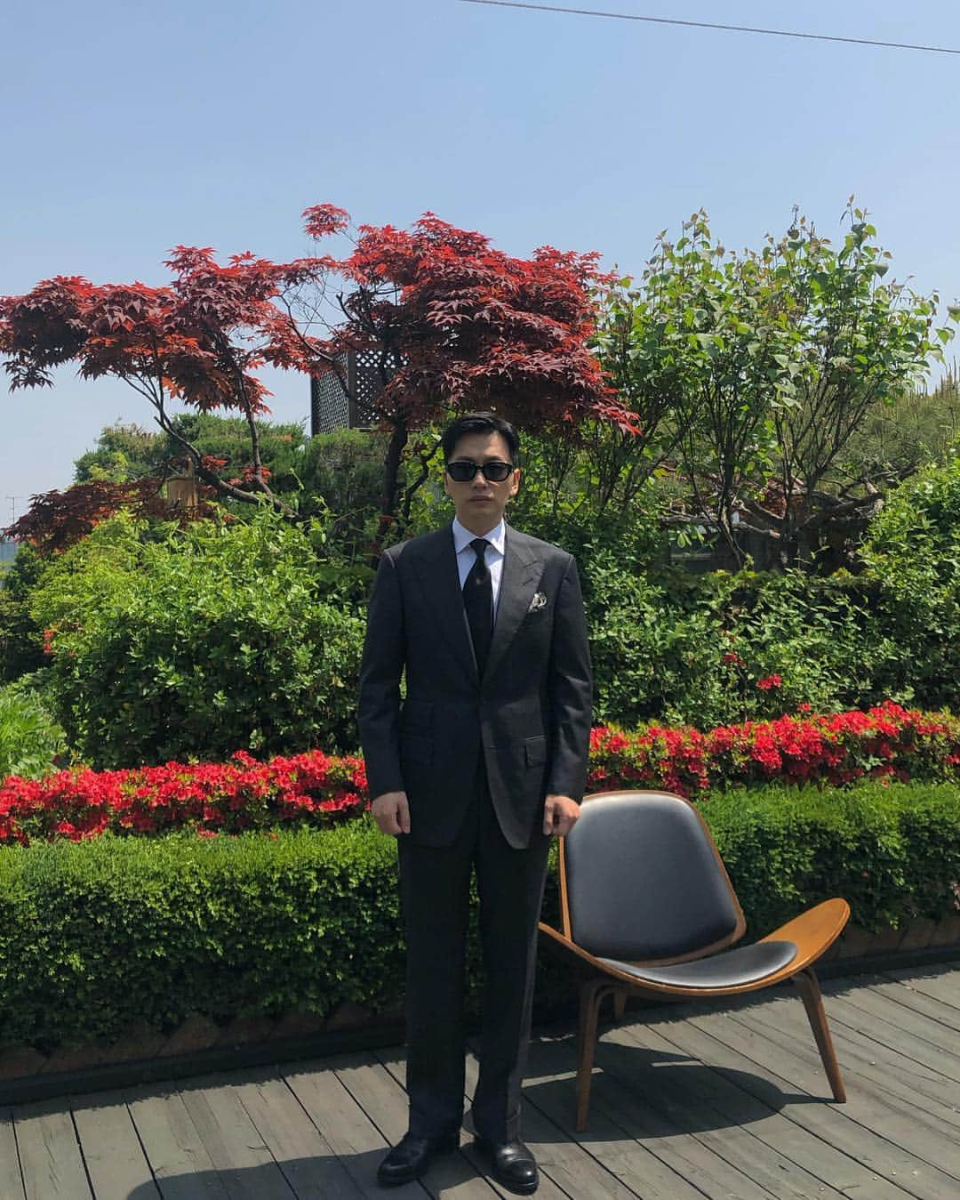 イ・ドンフィさんのインスタグラム写真 - (イ・ドンフィInstagram)「씨네21 기다려주세요. 🖤🕶 @taeilpark」5月1日 14時49分 - dlehdgnl