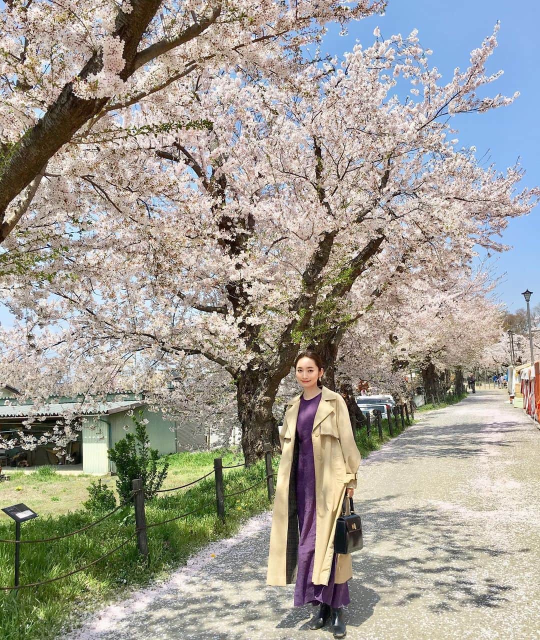 落合砂央里さんのインスタグラム写真 - (落合砂央里Instagram)「渋温泉の帰りは長野市の臥竜公園の桜祭りへ🌸 ちょうど満開でとってもキレイでした♡ 長野はGW中に桜の見頃を迎える場所もあるかな？ 軽井沢に寄り道して軽井沢コーヒーカンパニーで白いコーヒーソフトを食べたり🍦 小布施ワイナリーに寄ったり、長野を満喫した旅になりました！ #長野 #臥竜公園 #小布施ワイナリー」5月1日 14時49分 - ochiaikun