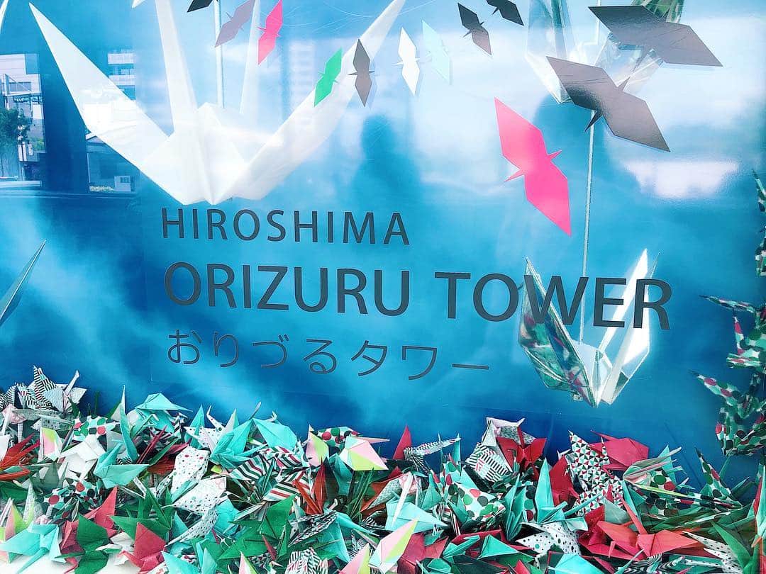 rittann48さんのインスタグラム写真 - (rittann48Instagram)「. . . ㅤㅤㅤㅤㅤㅤㅤㅤㅤㅤㅤㅤㅤ HIROSHIMA ORIZURU TOWER ㅤㅤㅤㅤㅤㅤㅤㅤㅤㅤㅤㅤㅤ ㅤㅤㅤㅤㅤㅤㅤㅤㅤㅤㅤㅤㅤ 広島の新名所『おりづるタワー』 12階にあるおりづる広場にはおりづるの壁があり 自分で折ったおりづるを投入することができます ㅤㅤㅤㅤㅤㅤㅤㅤㅤㅤㅤㅤㅤ ㅤㅤㅤㅤㅤㅤㅤㅤㅤㅤㅤㅤㅤ みなさんが折ったおりづるが積み重なりおりづるの壁が完成するそうです 4枚目のpicで白くなってるところがおりづるです ㅤㅤㅤㅤㅤㅤㅤㅤㅤㅤㅤㅤㅤ 私が行った時点で43万羽のおりづるがありました👏 . . . #hiroshima #travel #holiday #family #trip #japan #instagood #instapic #lookbook #memories #日本 #広島 #家族旅行 #おりづるタワー #おりづるの壁 #観光」5月1日 14時52分 - rittann__8775