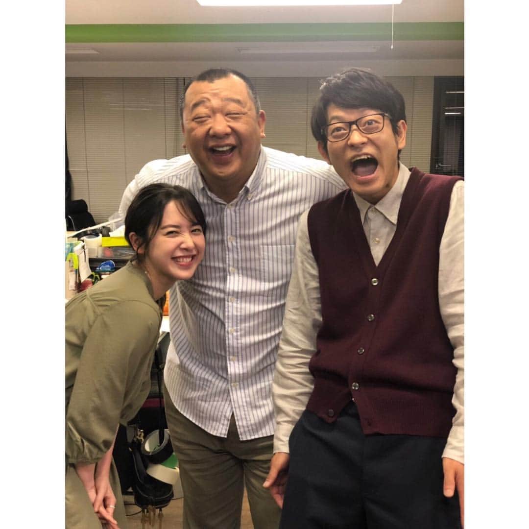 藤井武美のインスタグラム：「「向かいのバズる家族」 クランクアップしました 温かくて本当に楽しい現場でした 放送はまだまだ続きますので‥‥！ 篝さん！丹羽さん！最後は笑顔で！ エンジョイメント最高！✌︎✌︎✌︎」