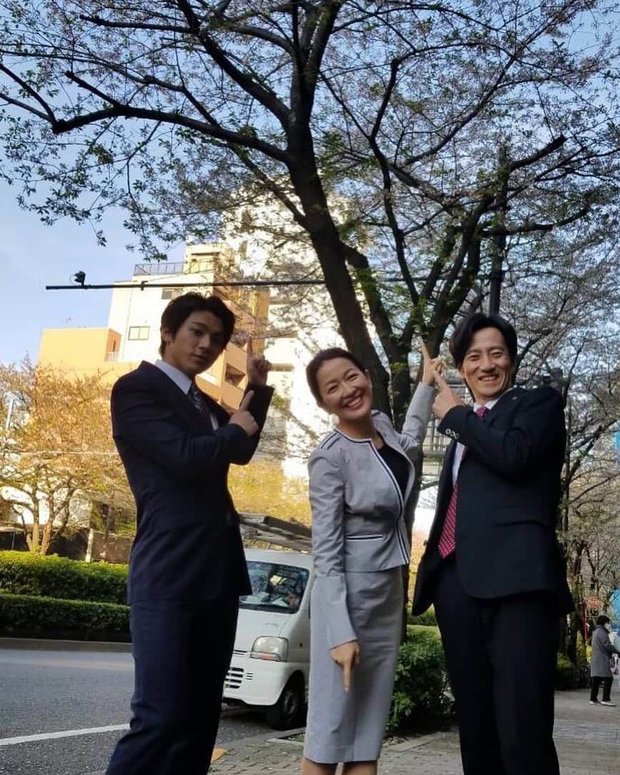 羽田美智子さんのインスタグラム写真 - (羽田美智子Instagram)「令和元年最初の本日『特捜9』第４話放送です。 昭和、平成、令和と繋がる壮大な事件の捜査にあたります。 桜が散りかけた頃の撮影でした。今夜はむらこみ➕新藤くんコンビです😉 あなたにとって令和最初に見るドラマが『特捜9』だと嬉しいな、、😌 #特捜9 #津田寛治 さん #山田裕貴 さん #昭和 #平成 #令和 #令和元年」5月1日 15時01分 - michikohada
