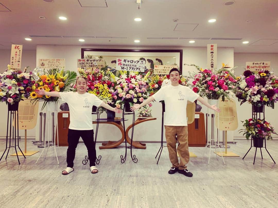 毛利大亮のインスタグラム：「1st post!!令和もギャロップをよろしくお願いします！ #ギャロップ #平成最後 #NGK #なんばグランド花月 #初単独 #沢山の #お花 #本当に感謝！ #シーズン2 #乞うご期待 #POW #newera #令和」