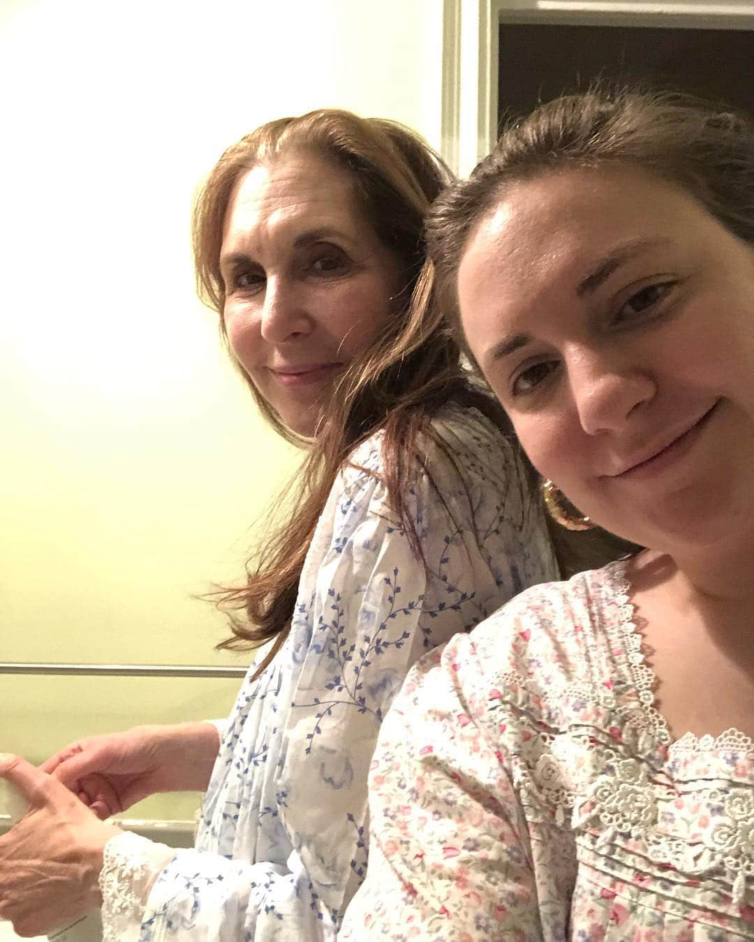 レナ・ダナムさんのインスタグラム写真 - (レナ・ダナムInstagram)「The mother & daughter that nightgown together... probably die in the same bed? Not sure, but I really love you @lauriesimmons」5月1日 15時04分 - lenadunham