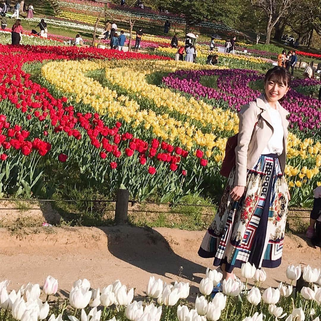 高橋沙織さんのインスタグラム写真 - (高橋沙織Instagram)「平成ありがとう！ 令和よろしく！ みなさん新しい時代もよろしくお願いします！  とりあえずチューリップに囲まれた私を見て^_^  #アルミカン #アルミカン高橋 #チューリップ #お気に入りスカート  #おしゃれ芸人への道」5月1日 15時12分 - arumikan_saorin