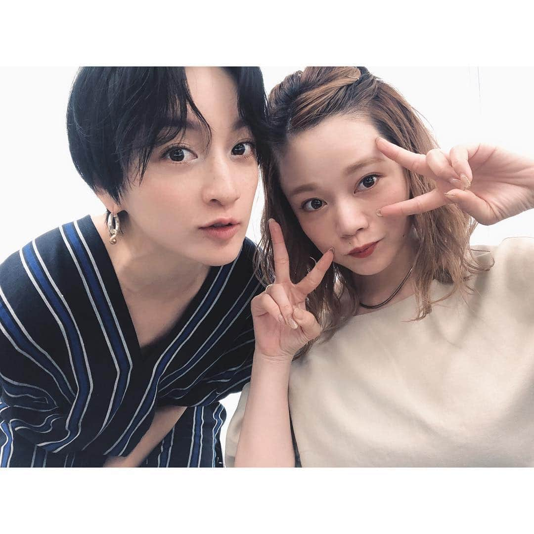 高山都さんのインスタグラム写真 - (高山都Instagram)「平成最後の仕事は姉妹で。 マルイさんと作らせてもらったパンプスの発売記念イベントでした。 とても好評らしく、サイズやカラーによっては欠品もあったそうで、皆さんに手にとって足を入れてもらえて、感謝です。 2019年は変化と挑戦が必要な年なのだそう。 そんなタイミングで、はじめて靴を作るという経験が出来て、自分自身も新しい発見がありました。 3つともタイプが違うので、なりたいイメージや履いて行きたい場所によって、選んでみてください。あなたらしいを作れる一足になれたら、うれしいです。 6枚めは妹の足元を撮る姉。w そして、マネージャー新保くんの人気がじわじわと広がってることをイベントのたびに知ります。 #高山都のコラボパンプス #高山姉妹」5月1日 15時17分 - miyare38