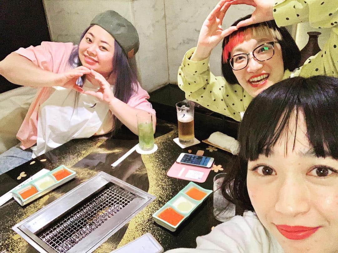 松浦志穂のインスタグラム：「令和への突入は我らが直美大将と🎉✨こんなにパワー溢れる方と新時代を迎えられてスパイクとっても嬉しい🥺💚 ・ いつもながら温かい熱い大将からのお言葉も心に刻んだんだ✌️ ・ 突然やった１つで0（れい）と輪（わ）を表す令和ポーズだよ☺️☺️ ・ #令和  #カウントダウン #渡辺直美 #スパイク #大将」