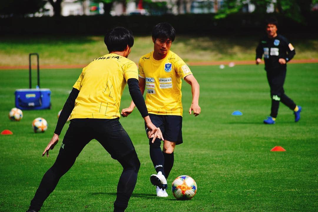 栃木SCさんのインスタグラム写真 - (栃木SCInstagram)「． ＼ #TRAINING ⚽️ 2019.05.01 ／ ． 令和スタートのトレーニング📷✨ 汗ばむ陽気の中ご観覧頂きました皆さまありがとうございました！これからの時期、こまめに水分補給をしながらのご観覧をお願い致します⚽️ ． #栃木SC #tochigisc #jleague #Jリーグ #jリーグ好きな人と繋がりたい #広報カメラ #宇都宮 #河内総合運動公園 #坂田良太 #平岡翼 #浜下瑛 #大島康樹 #西谷優希 #西谷和希 #川田修平 #ユヒョン #石川慧 #⚽️」5月1日 15時21分 - tochigisc_official