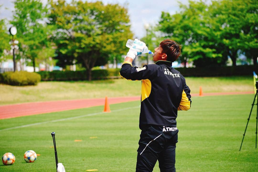 栃木SCさんのインスタグラム写真 - (栃木SCInstagram)「． ＼ #TRAINING ⚽️ 2019.05.01 ／ ． 令和スタートのトレーニング📷✨ 汗ばむ陽気の中ご観覧頂きました皆さまありがとうございました！これからの時期、こまめに水分補給をしながらのご観覧をお願い致します⚽️ ． #栃木SC #tochigisc #jleague #Jリーグ #jリーグ好きな人と繋がりたい #広報カメラ #宇都宮 #河内総合運動公園 #坂田良太 #平岡翼 #浜下瑛 #大島康樹 #西谷優希 #西谷和希 #川田修平 #ユヒョン #石川慧 #⚽️」5月1日 15時21分 - tochigisc_official