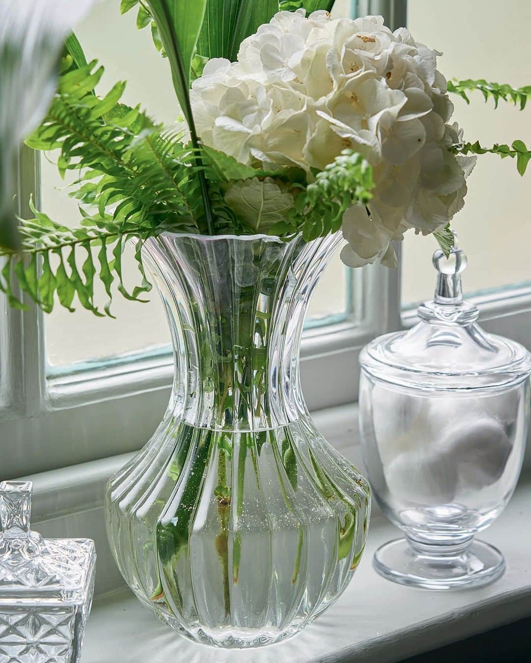 ローラアシュレイのインスタグラム：「Perfect for showcasing bouquets or single stems, refresh any room with a decorative vase」