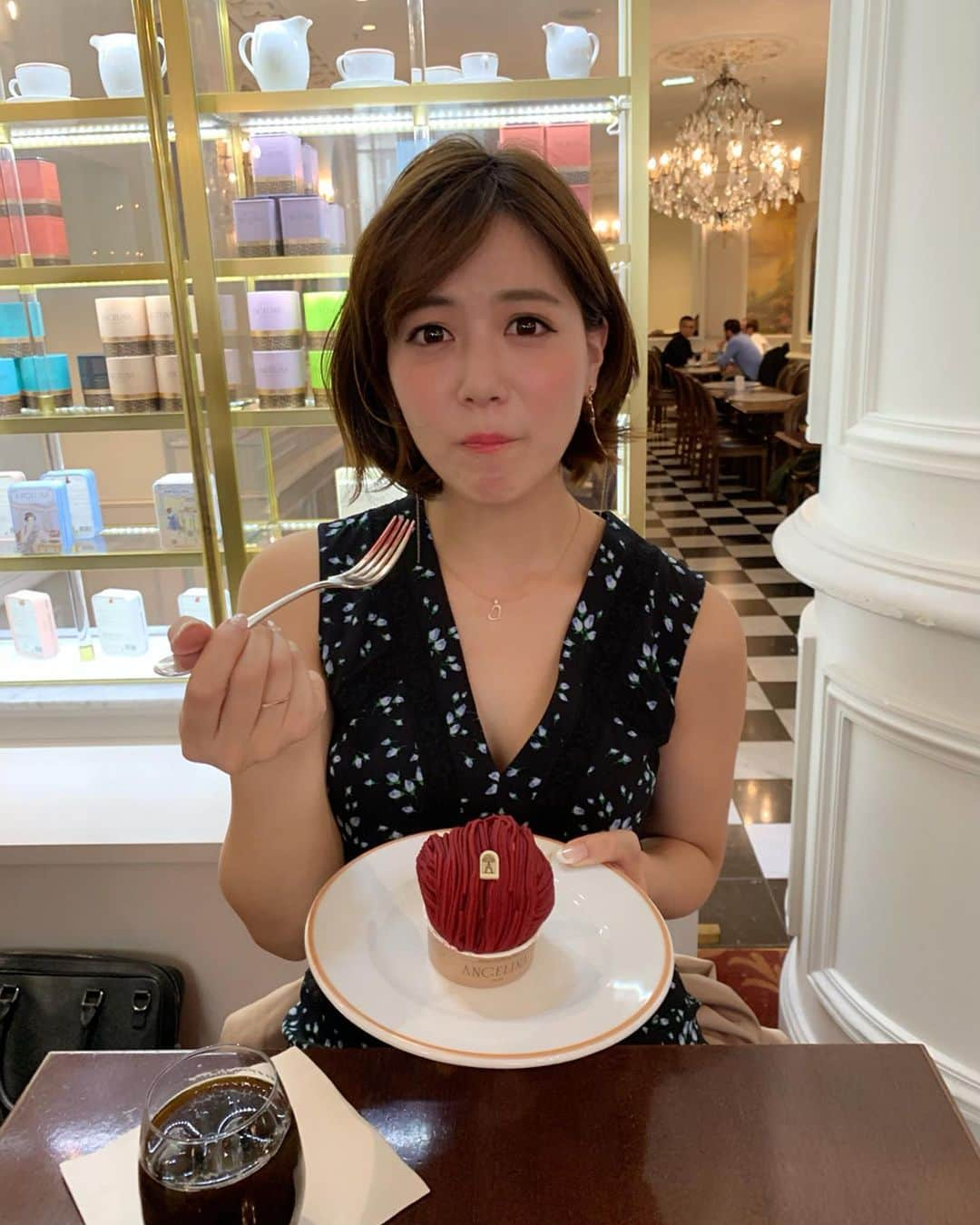 石井里奈さんのインスタグラム写真 - (石井里奈Instagram)「こんにちは😘❤️ . お昼はりなろぐ☺️💕 . モンブランで有名なパリ発のブランド、アンジェリーナ🥺日本にもありますが本場の味を体験👏❤️ . 日本よりかなりサイズも大きく、栗の味の風味がフランスのが強くて美味しい🥰💕私は紫色のモンブランが気になってオーダー🥺日本で見たことないんだもん🥺❤️ . 食べてみると...紫芋🥰❣️ 最高に美味しかった〜😊でもボリュームもすごくあるのでご飯代わりになるレベル🤣❤️お土産グッズもとっても可愛かったよん☺️❣️ . 日本にもカフェオープンしてくれないかなぁ☺️✨ . #paris #パリ #angelina #アンジェリーナ #angelinaparis #りなまるグルメ #パリ旅行 #ケーキ #モンブラン #cake #montblanc #グルメ #グルメ旅 #スイーツ #sweets #sweet #smile #happy #teatime #ギャラリーラファイエット #オペラ座 #オペラ #パリ土産 #パリジェンヌ #parisienne #プラダを着た悪魔 #プラダ #prada」5月1日 15時26分 - ri7tin1025