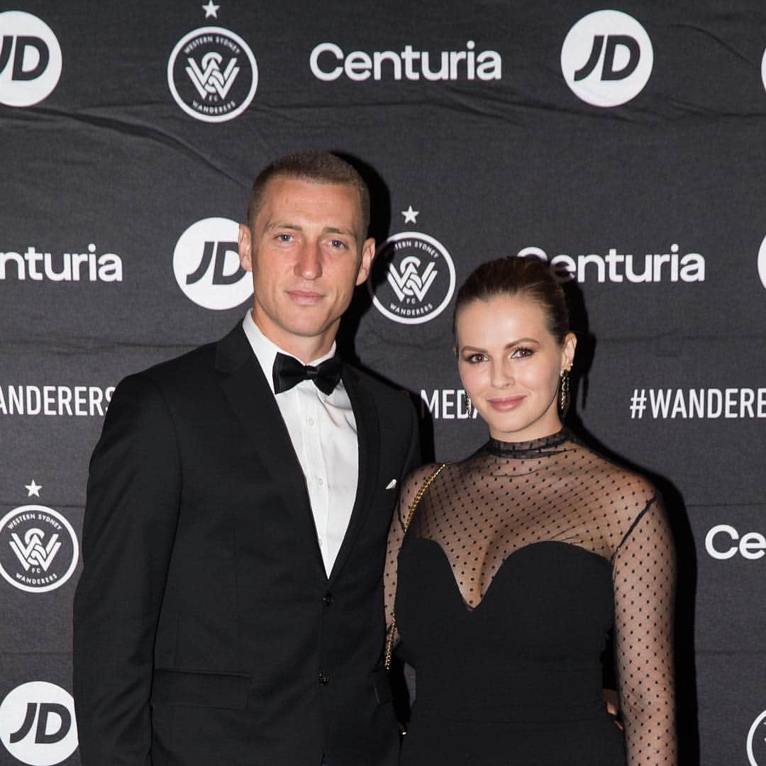ミッチェル・デュークのインスタグラム：「Wanderers Medal Night with this stunner 👀🔥 #yeahiknowimpunching」