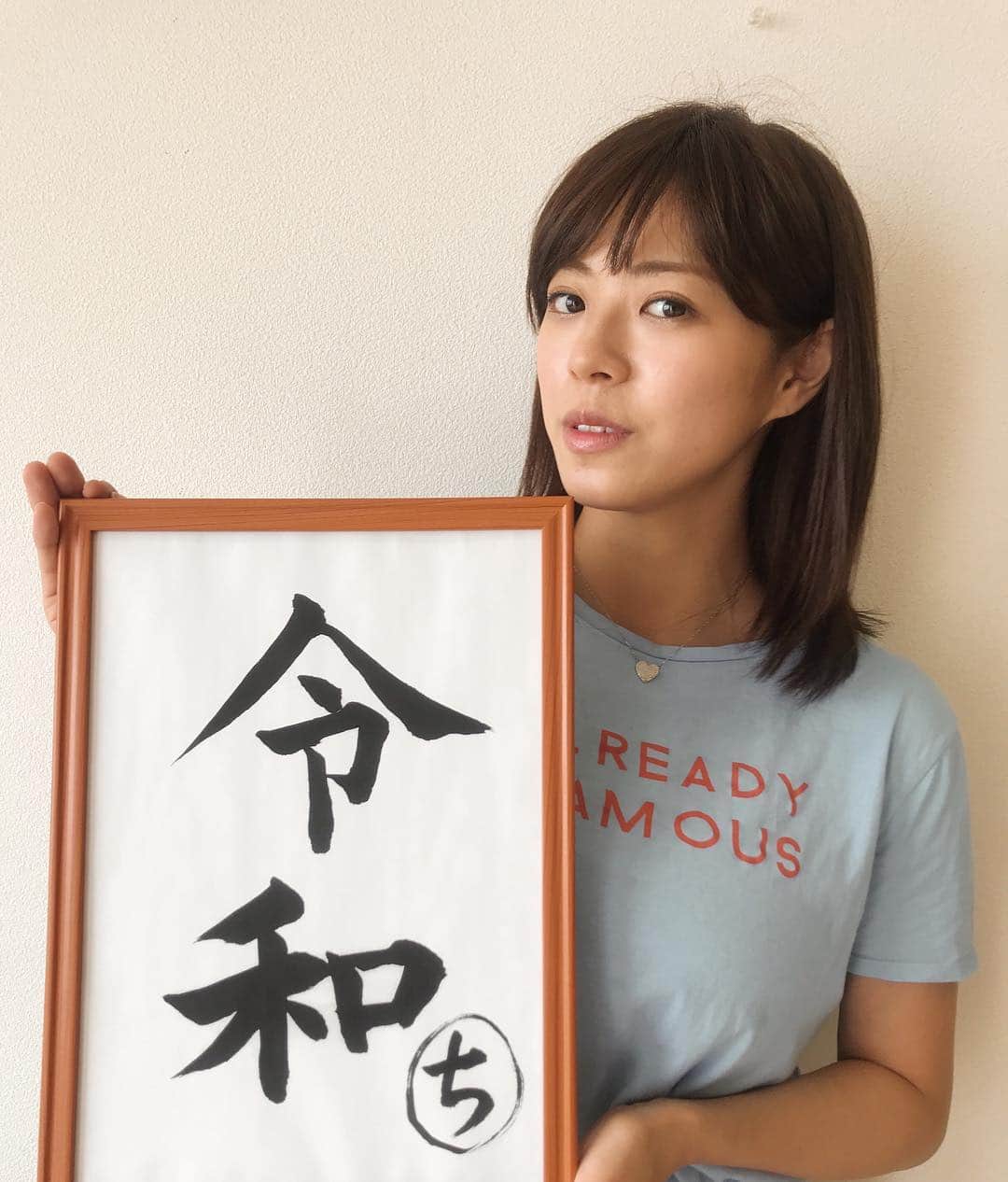 わちみなみのインスタグラム：「令和初日は﻿ 収録☀️﻿ ﻿ 令和を書くため﻿ ひさびさに筆をもたせていただきました。﻿ お習字は公文で7年ぐらい習ってたよ🌸﻿ 集中して書かないとやっぱり乱れますね。。！﻿ ﻿ 終わってからは﻿ サロンで背中と脚をほぐしてもらいました。﻿ 自分でもちゃんとストレッチしないと😭﻿ 最近サボってしまったので﻿ 激痛でした。笑﻿ でもしっかり楽になった🏌️‍♀️﻿ @zarahabeauty ﻿ #令和  #Tシャツ #alreadyfamous #気づかんで買ってしまった #ばり恥ずかしい #ばり慢心やん」