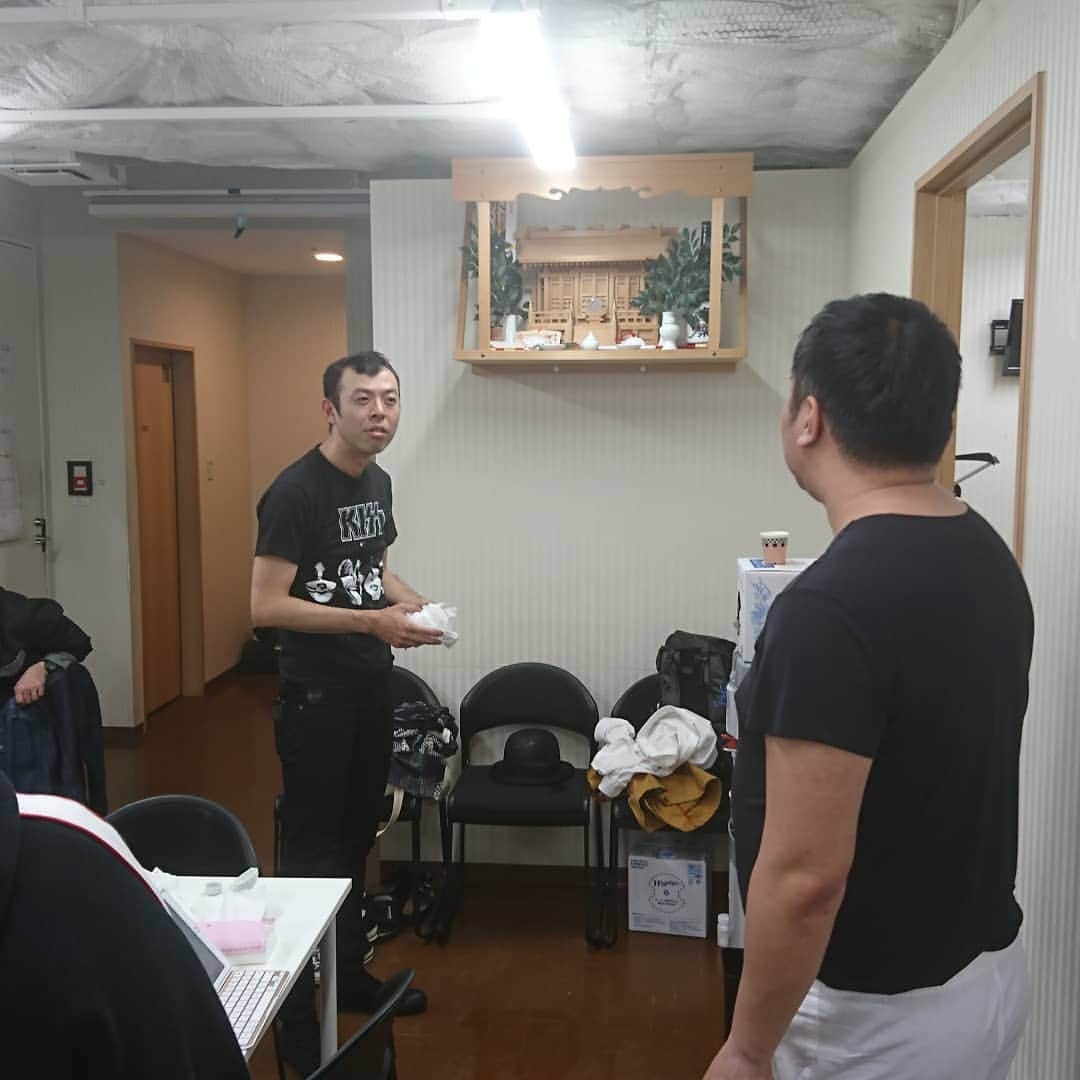 松本康太さんのインスタグラム写真 - (松本康太Instagram)「『令和になってすぐジョイマンに悲劇』ラクーンよしもと劇場の楽屋にある神棚に手をぶつけて、お供えしてあるお神酒が落ちて割れてしまった！  #ラクーンよしもと寄席 #神棚 #大宮 #楽屋 #ジョイマン #ジョイマン高木 くん#お神酒 落ちて#割れる #不吉 な#予感 #ハプニング #事故 #レギュラー松本 #あるある探検隊 #令和」5月1日 15時46分 - aruarutankentai.matsumoto