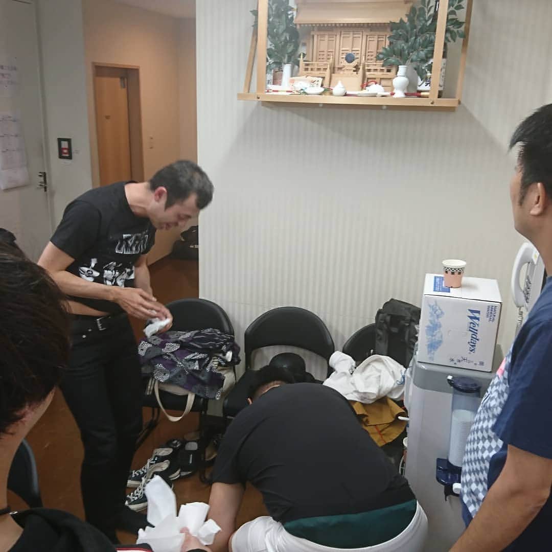 松本康太さんのインスタグラム写真 - (松本康太Instagram)「『令和になってすぐジョイマンに悲劇』ラクーンよしもと劇場の楽屋にある神棚に手をぶつけて、お供えしてあるお神酒が落ちて割れてしまった！  #ラクーンよしもと寄席 #神棚 #大宮 #楽屋 #ジョイマン #ジョイマン高木 くん#お神酒 落ちて#割れる #不吉 な#予感 #ハプニング #事故 #レギュラー松本 #あるある探検隊 #令和」5月1日 15時46分 - aruarutankentai.matsumoto
