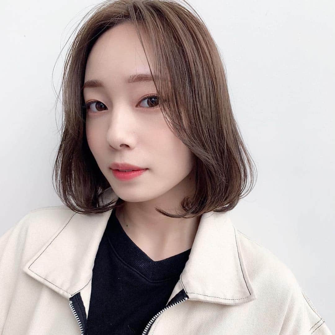 新原愛加のインスタグラム：「. エクステだいぶ取れてしまって スカスカだったので全部取りました‼︎ そして小山さんが平成最後に キレイなカラーにしてくれました❤︎ . よく聞かれるのですがブリーチはしてないです‼︎ 今ベースは明るいけど髪も全然傷んでなくて 透明感のあるキレイな色に染まります✨ ブリーチしたくないけど明るくしたい方 ぜひ小山さんにお願いしてみてください❤︎ . いつもありがとう😆😆 @koyama_k_u_realm  #urealm」