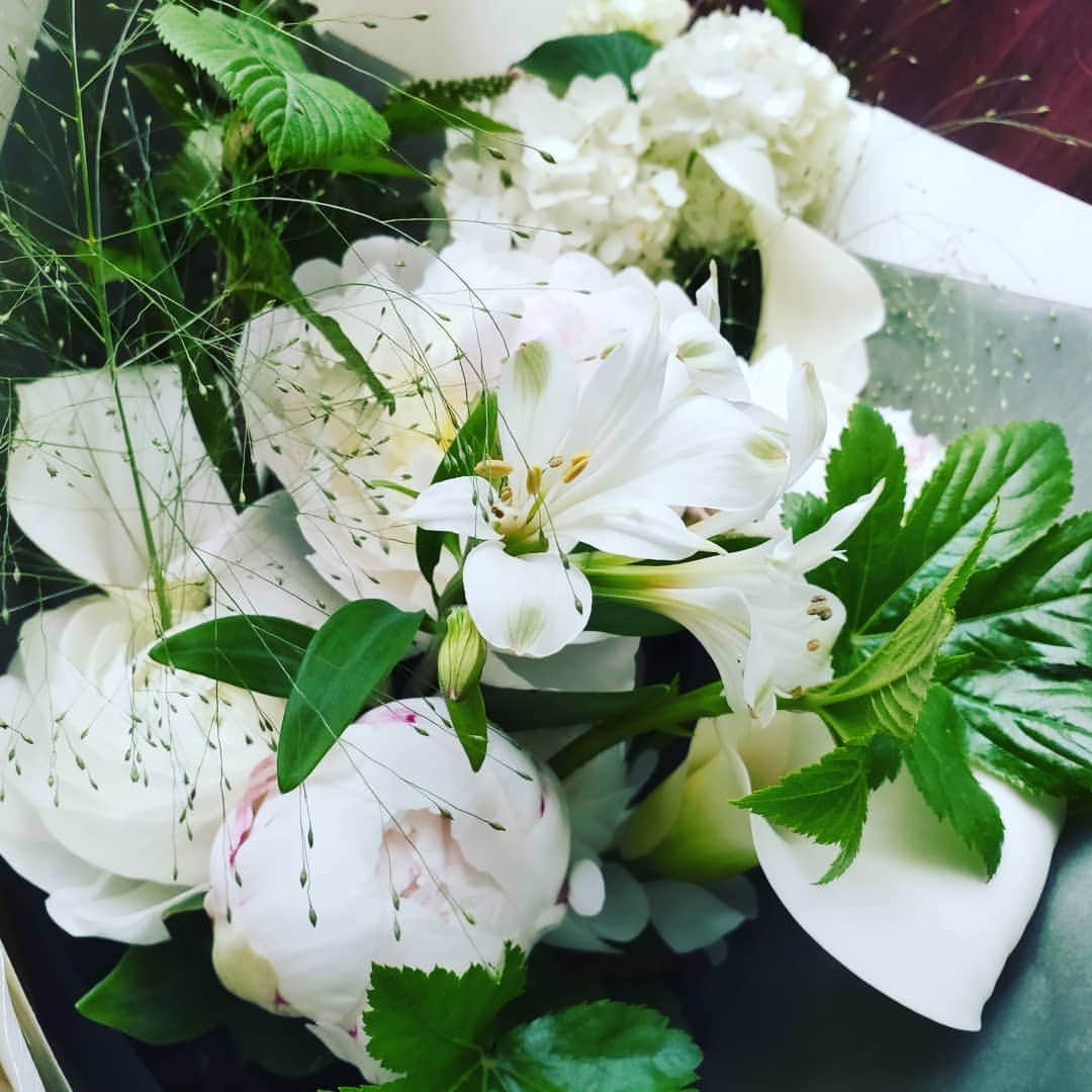 のインスタグラム：「令和もよろしくお願いします♥  #令和#サプライズプレゼント#花束💐#息子が手渡ししてくれた#ありがとう♥」