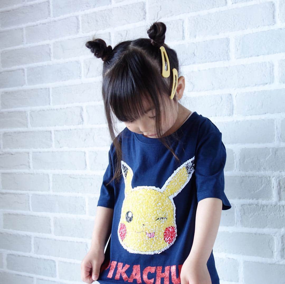 Saraさんのインスタグラム写真 - (SaraInstagram)「. Pikachu⚡️ . 5月2日より発売される ポケモンとH&Mのコラボ商品 ピカチュウTシャツ♡ . スパンコールの向きを変えると ピカチュウの顔が変わる😍 . ヘアはピカチュウの耳をイメージして ぱっちんピンはかみなりマーク⚡️ . @hm_kids  #HM #HMxME #HMkids #PokemonxHM #ポケモンxHM #pokemon #ポケモン」5月1日 15時48分 - sarasara718