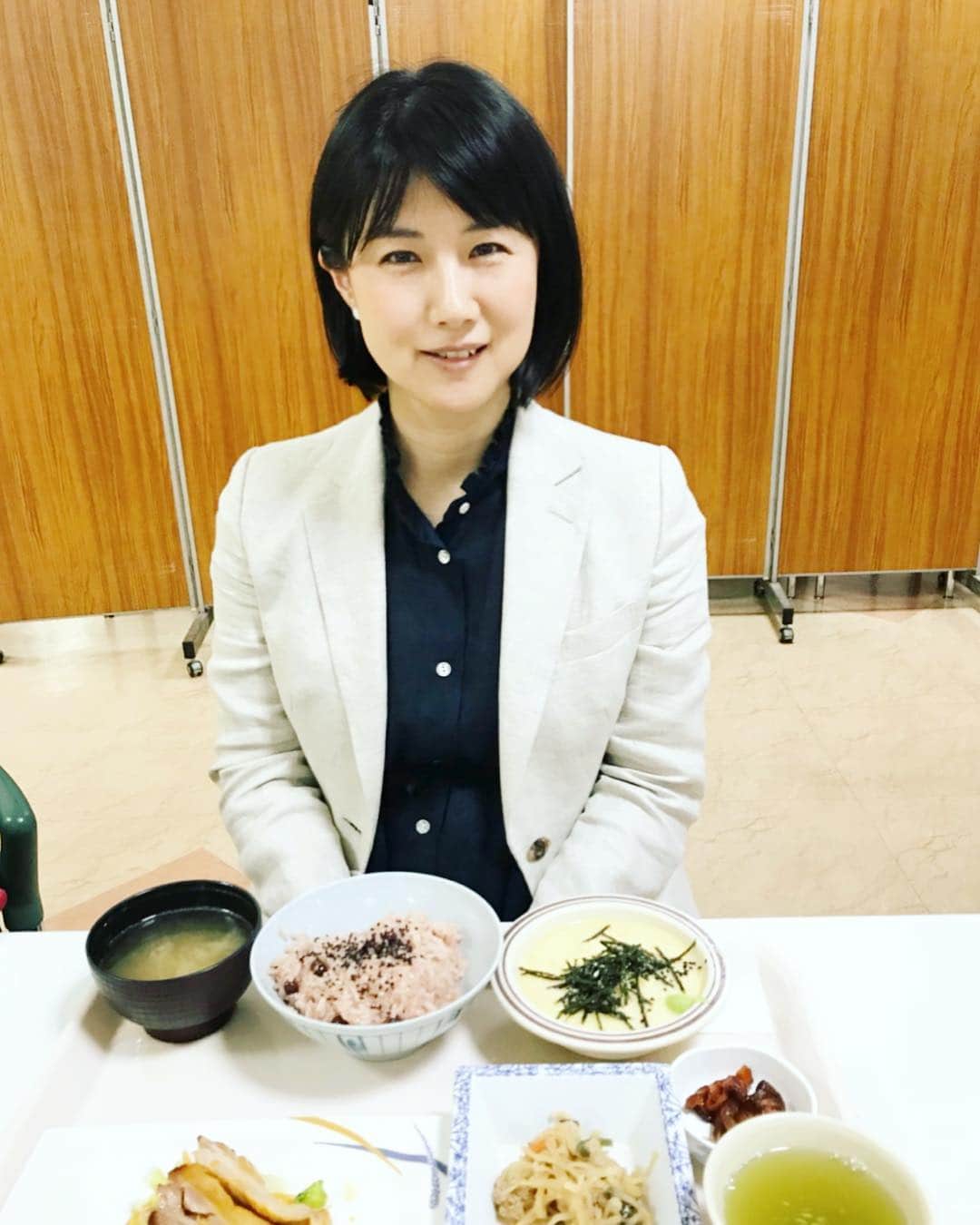 中江有里さんのインスタグラム写真 - (中江有里Instagram)「ラジオ終わりで、NHK食堂。令和を記念した赤飯定食を選びました。100食限定。美味しかった^_^」5月1日 15時49分 - yurinbow1226