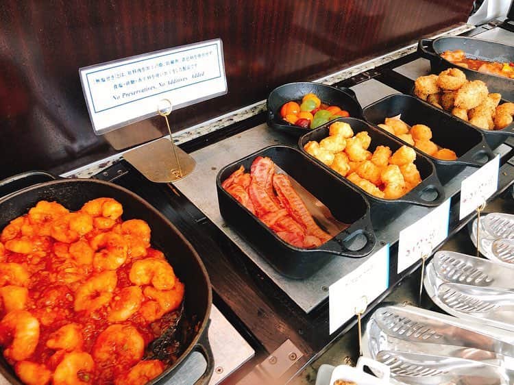 東京ステーションホテルTokyo Station Hotelさんのインスタグラム写真 - (東京ステーションホテルTokyo Station HotelInstagram)「〈アトリウム〉のご宿泊者限定の朝食ブッフェは、TripAdvisorのホテル朝食ランキングで全国9位になるほどの人気。こだわった110種以上のアイテムのなかでもおすすめは、卵料理の”エッグベネディクト＆アボカド”です。 【日にち限定】事前予約制でどなたでも。 詳しくは @tokyostationhotel のプロフィールへ。 * Satisfy your morning with buffet at the guest lounge〈The Atrium〉. Over 110 food items are offered at buffet counter including “Washoku” and seasonal menu! * #朝食の美味しいホテル2019 #tripadvisor #breakfast #morning #hotelmornings #morningbuffet #tokyotravel #tokyotrip #tokyostationhotel #tokyostation #marunouchi #朝ごはん #朝食 #ホテルの朝ごはん #朝食ブッフェ #ブッフェ #1日の始まり #贅沢朝ごはん #東京観光 #東京ステーションホテル #丸の内 #東京駅」5月1日 15時49分 - tokyostationhotel