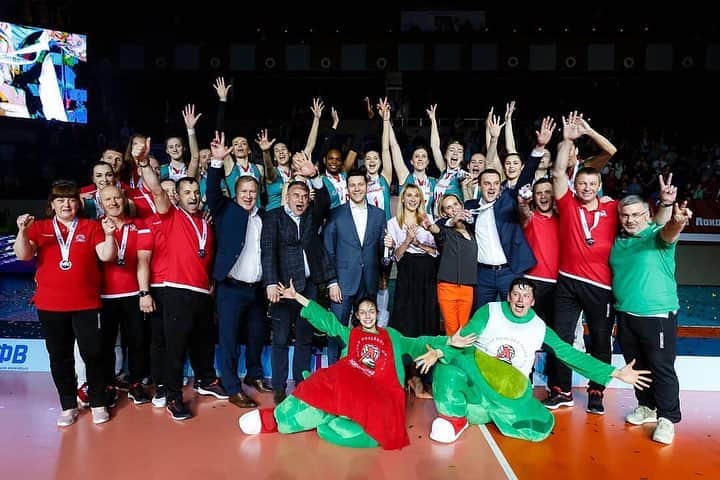 ナタリア・イーシェンコのインスタグラム：「Спасибо @vc.loko за потрясающие эмоции !!!🎉🔥 🔥🔥🔥СЕРЕБРО🥈 Чемпионат а России в первый сезон - отличный результат! #LokoGo #vclokomotiv #вклокомотив #суперлига #лигачемпионрв #kaliningrad #калининградскаяобласть #ржд #volleyrussia #volleyball #волейбол #спорт39 #sport39 #kaliningrad @maxonphoto」