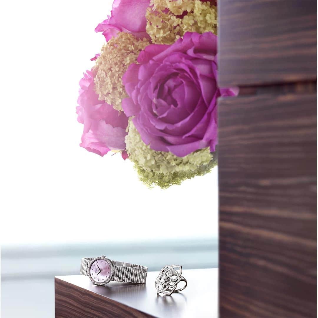 ピアジェさんのインスタグラム写真 - (ピアジェInstagram)「Give the gift of time and glamour with a #PiagetTraditional watch, with retro twist threaded links and pink dial.  #Piaget #PiagetWatch #MothersDay」5月1日 16時00分 - piaget