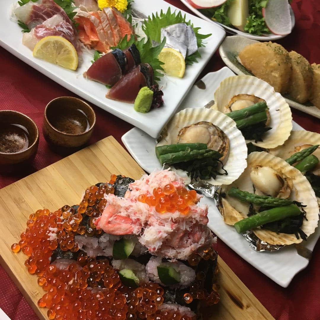 知床漁場 天神橋筋店さんのインスタグラム写真 - (知床漁場 天神橋筋店Instagram)「😀こんにちは 北海道知床漁場天神橋店です。 あいにくの雨です☂️。 しかし、雨の日でも 美味しいお食事をして ゆっくり楽しい GＷをお過ごし下さいませ！本日も元気に営業中です。 #北海道知床漁場天神橋店 #いくら丼 #天神グルメ #北海道グルメ #生牡蠣#泳ぎイカ#海鮮居酒屋#980円飲み放題# ハンパじゃない歓迎会#ハンパじゃない送迎会#北海道料理#北海道日本酒#天神橋筋商店街#天神橋筋5丁目#天神橋グルメ#うまか北浜店」5月1日 16時00分 - shiretoko_tenjinbashi