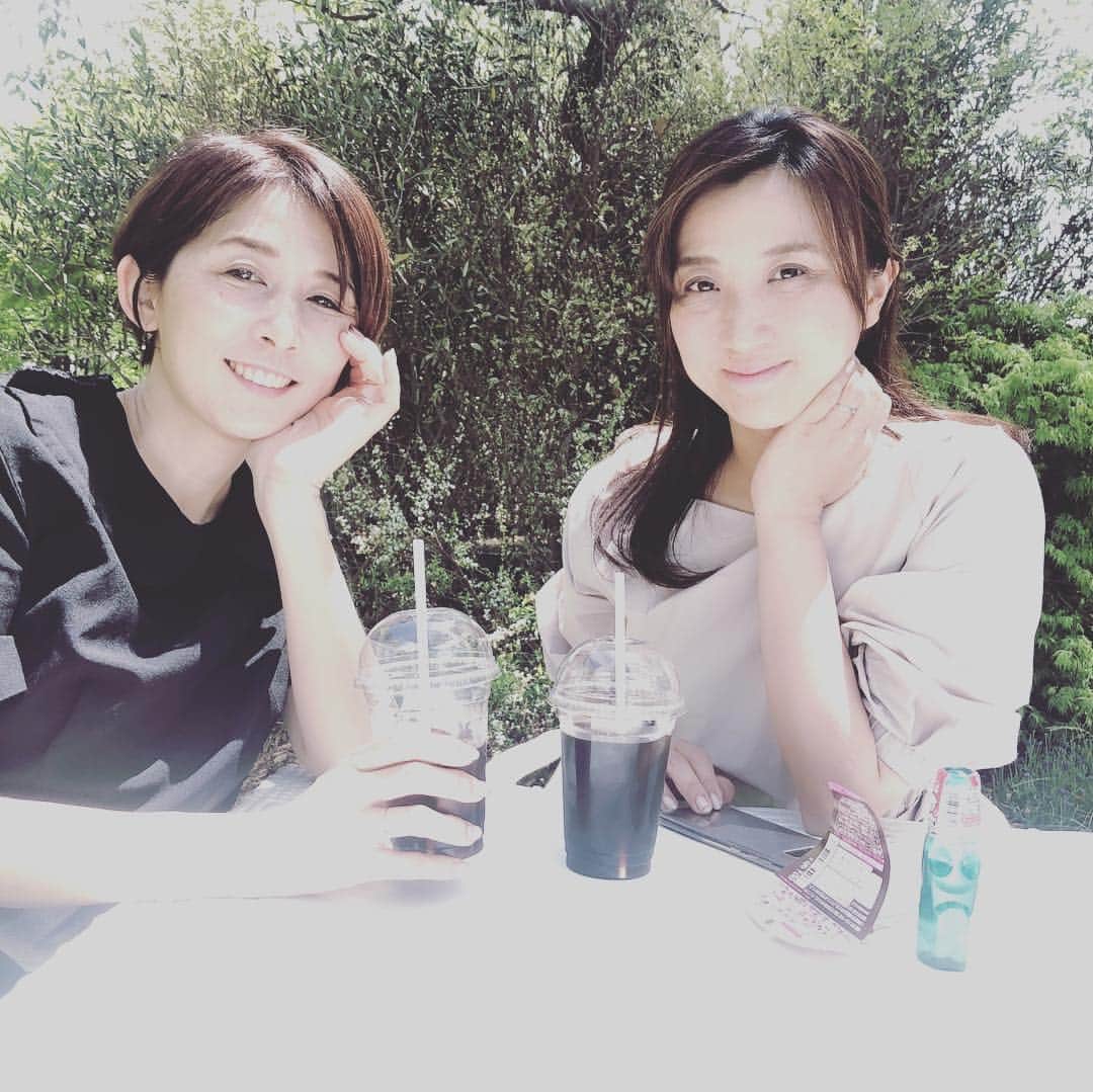 ひうらさとるのインスタグラム：「令和朝からもと子ちゃん家とカンパイ✨ 一昨日も昨日もよく働きよく飲む美女たちとおしゃべり飲みしてたけど、ほんと喋り足りないー。話題が濃いー笑」