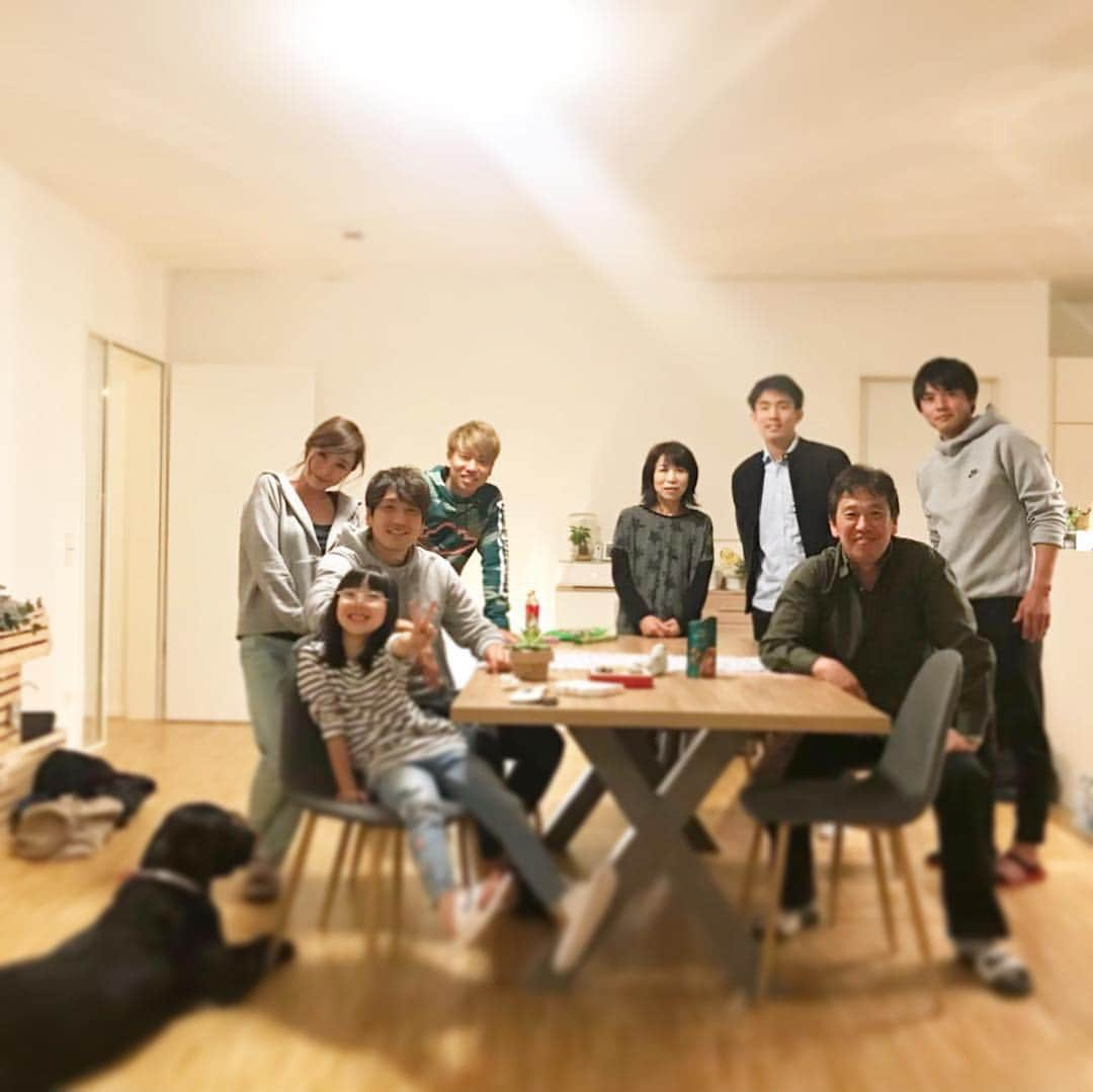 原口るりこさんのインスタグラム写真 - (原口るりこInstagram)「. . ドイツでおうちBBQ🍖✨ . . ドイツでは 暖かくなってくると あちこちのお家で BBQの良い匂いがしてきます🍖 . 私たちはこれまで 引っ越したおうち4つとも アパート（日本でいうマンション） なのですが 上も下も向かいも みんなバルコニーで BBQをしていました🍖✨ . 特に以前住んでいた Düsseldorfのお家は 周りのBBQ率が高かったです😳 水着で寝ている方も よく見かけました😂☀️ 日本では なかなか考えられないですよね🌿 . . #ドイツ生活 #germanylife  #BBQ #bbqstyle  昨夜は、日本から遊びに来ている 拓磨くんのご両親と妹たちを招いて 原口家でBBQ🍖✨ 子供7人産んだ拓磨くんのお母様は 想像していた逞しい感じとは違い おっとりされていて可愛らしい方でした☺️ 「お母さん好きって言うことの 何が変かわからへん」って言う拓磨くんが どんな風に育ったのか なんだか分かった気がして ほっこり☺️🌸 友人のご家族に会うと なんとなくそのご家庭が垣間見れて 和やかな気持ちになりますね☺️ . とても良い時間を過ごせました🌼✨ #浅野拓磨 選手 #原口元気 #family」5月1日 16時13分 - ruriko_haraguchi24